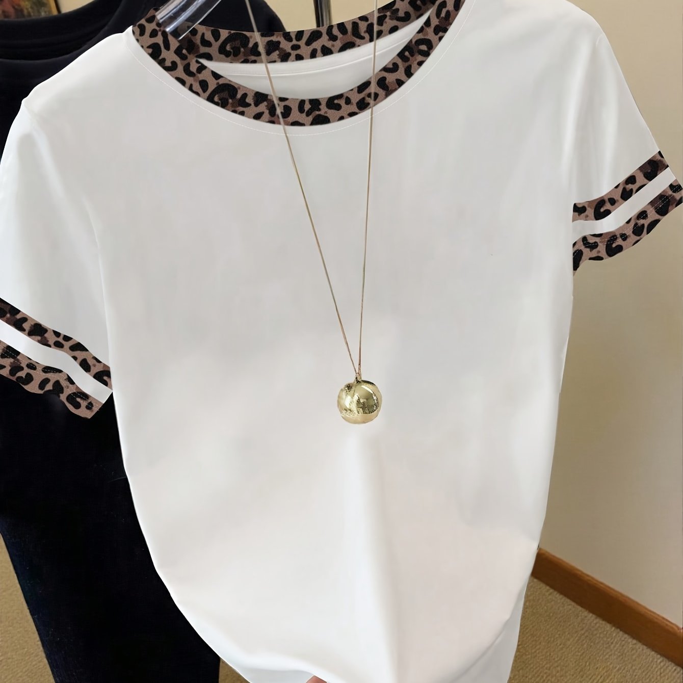 Image of Leopard -block Trim Knight Print Short-sleeve T-shirt, Round Neck Short-sleeve Design, Leopard -block Neckline And Cuffs, Casual Top