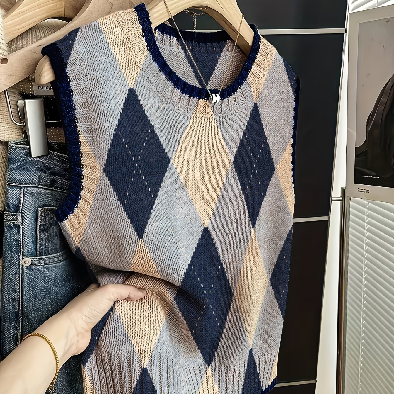 TEMU A Trendy Essential For Women's , This Navy Diamond-patterned Vest Features A Sleeveless Design, Embodying A Vintage Style. The Color- Checkered