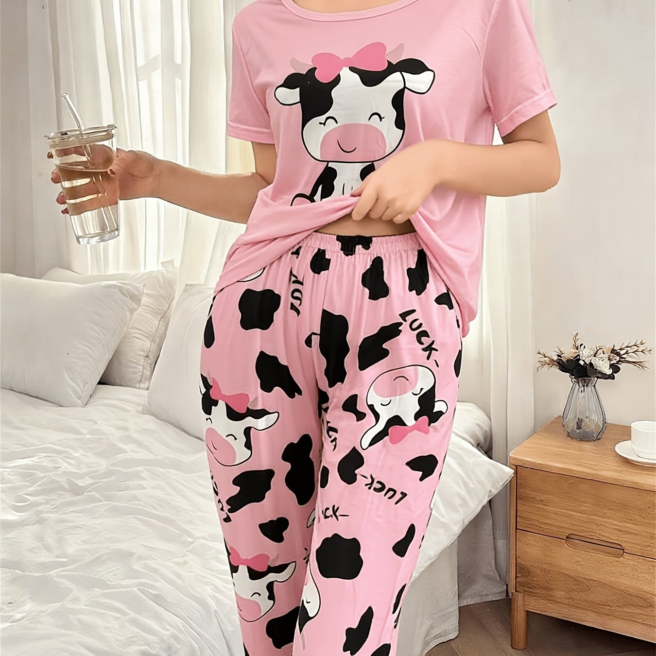 TEMU Ensemble d'été deux pièces pour femmes avec un imprimé de vache rose stylé et , comprenant un haut à manches courtes et un pantalon long.