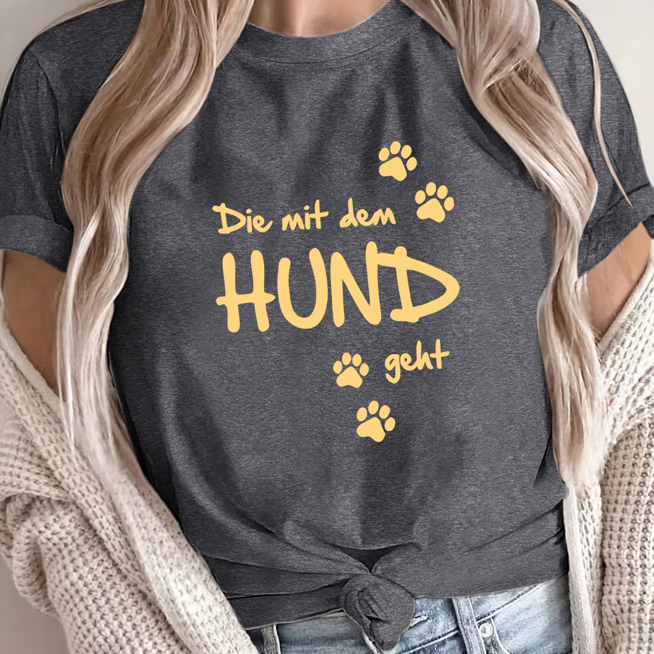 TEMU German "die Mit Dem Hund Geht" Dog Paw Print T-shirt - Short Sleeve Round Neck Casual Top With German & Paw, Breathable Suitable For Dog Moms,