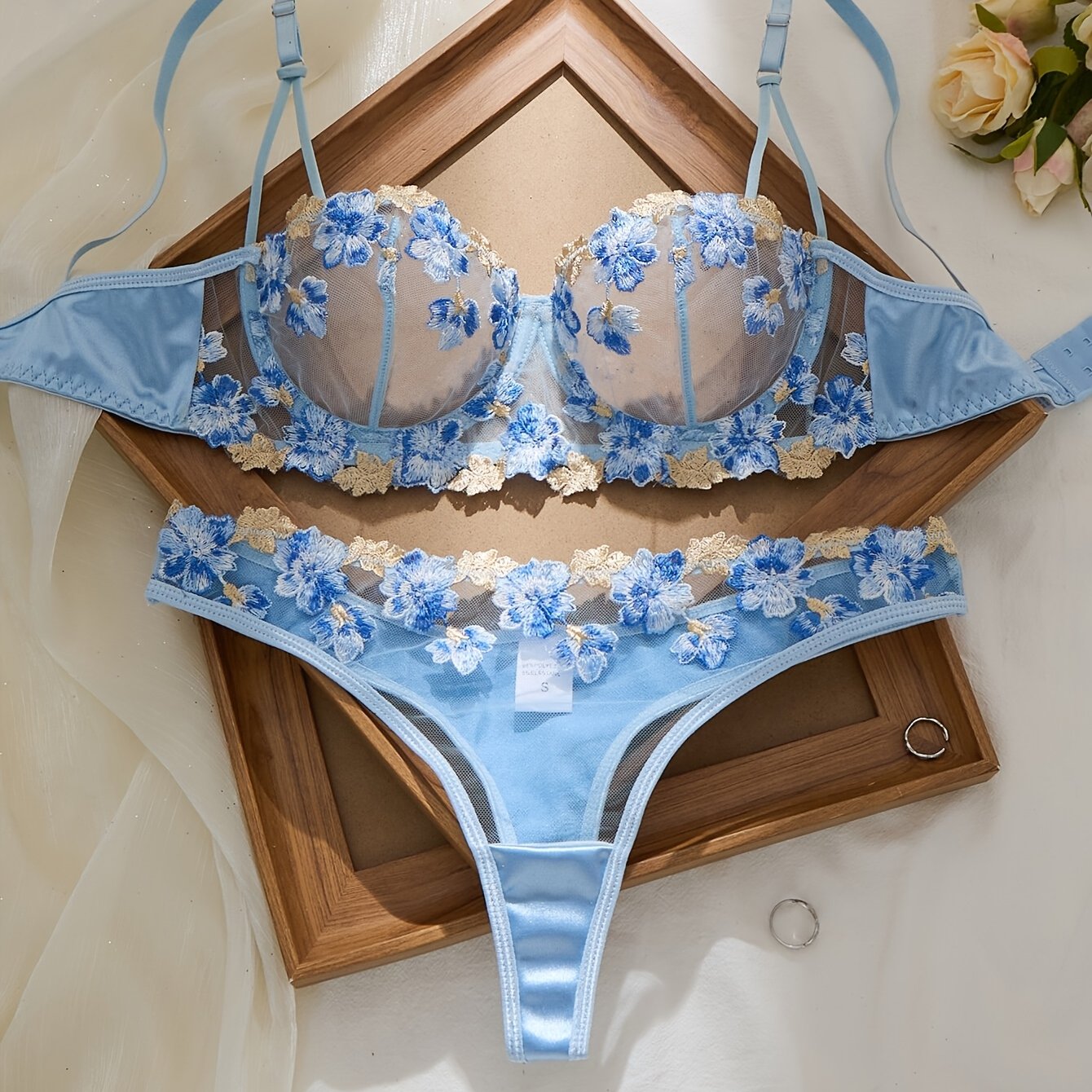 TEMU Ensemble de lingerie brodé de fleurs bleues et dorées de style français délicat, soutien-gorge push-up en résille transparente avec bretelles
