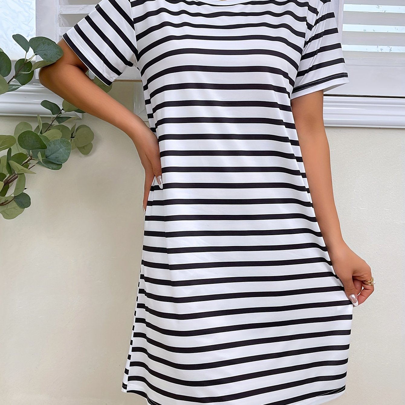 Qyr Women's Black Striped Print Short Sleeve Nightgown