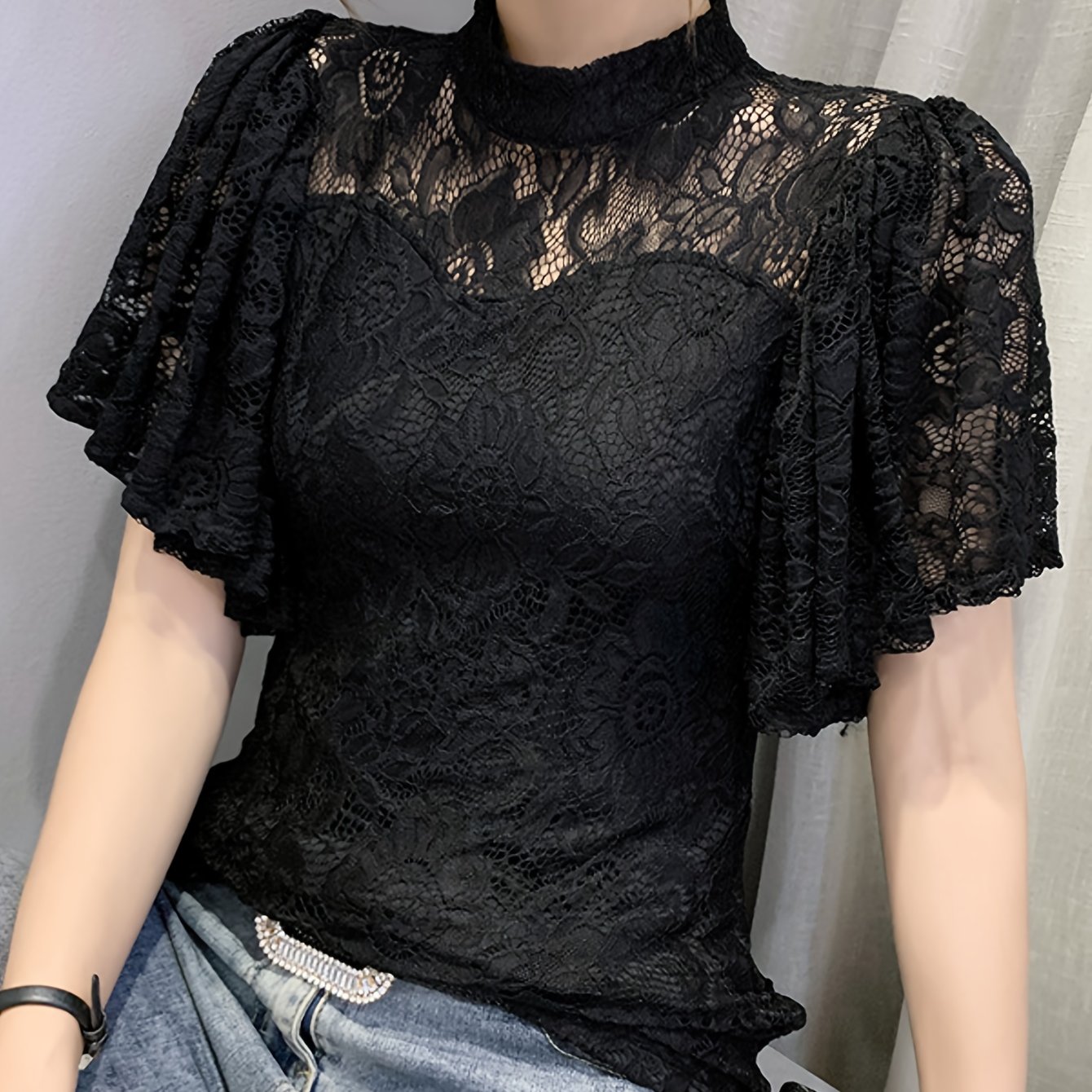 TEMU 【商品名】春と夏に最適ななブラックレースブラウス - ハイネックと半袖、フリルエッジが特徴。素材を使用して作られています。このフィットしたノースリーブトップは、どの季節にも適しており、ルなイベントにも最適な洗練されたです。