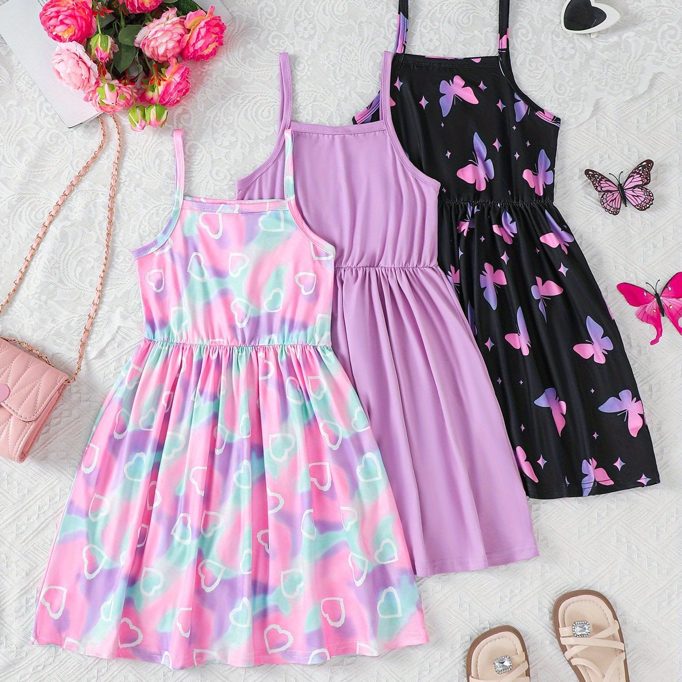 E-shop Dreiteiliges Set Kombination für Tween Mädchen Sommermode, bestehend aus einem mehrfarbigen Kleid mit verschiedenen Mustern. Das knielange Kleid