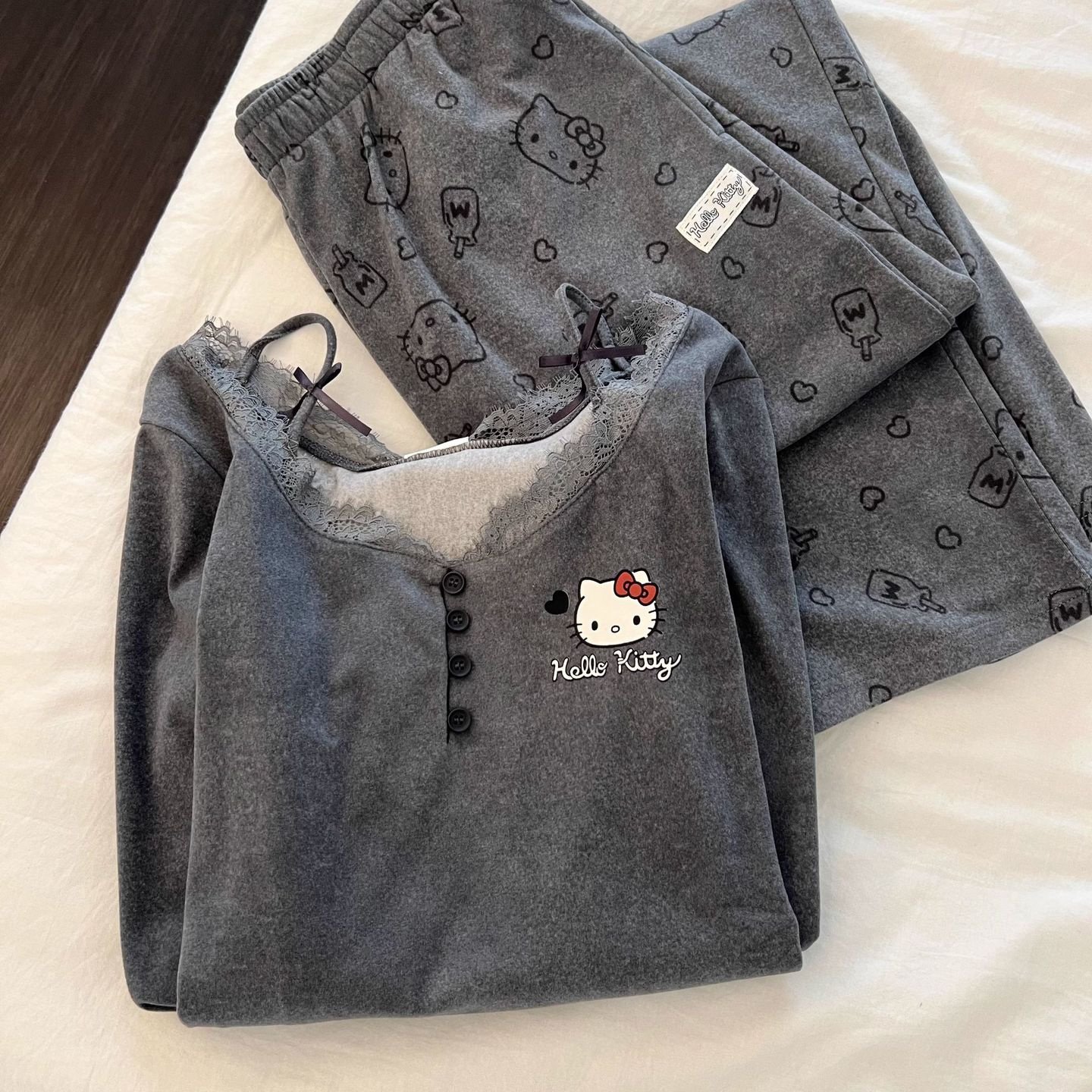 Image of Authentic Authorized Korean-style Lace Pajama Set, Made Of Kt Velvet Material, Designed For Women. This New Comfortable Long-sleeved And Long-pant Loungewear Is Perfect For Spring And Autumn