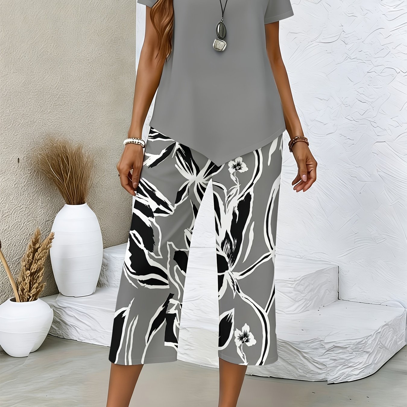 Plus Size - Women' Irregular Hem Short Sleeve Top And Black White Floral Print Capri Wide Leg Pants 2pcs Outfit, Casual Summer Loose Fit Two-piece Set