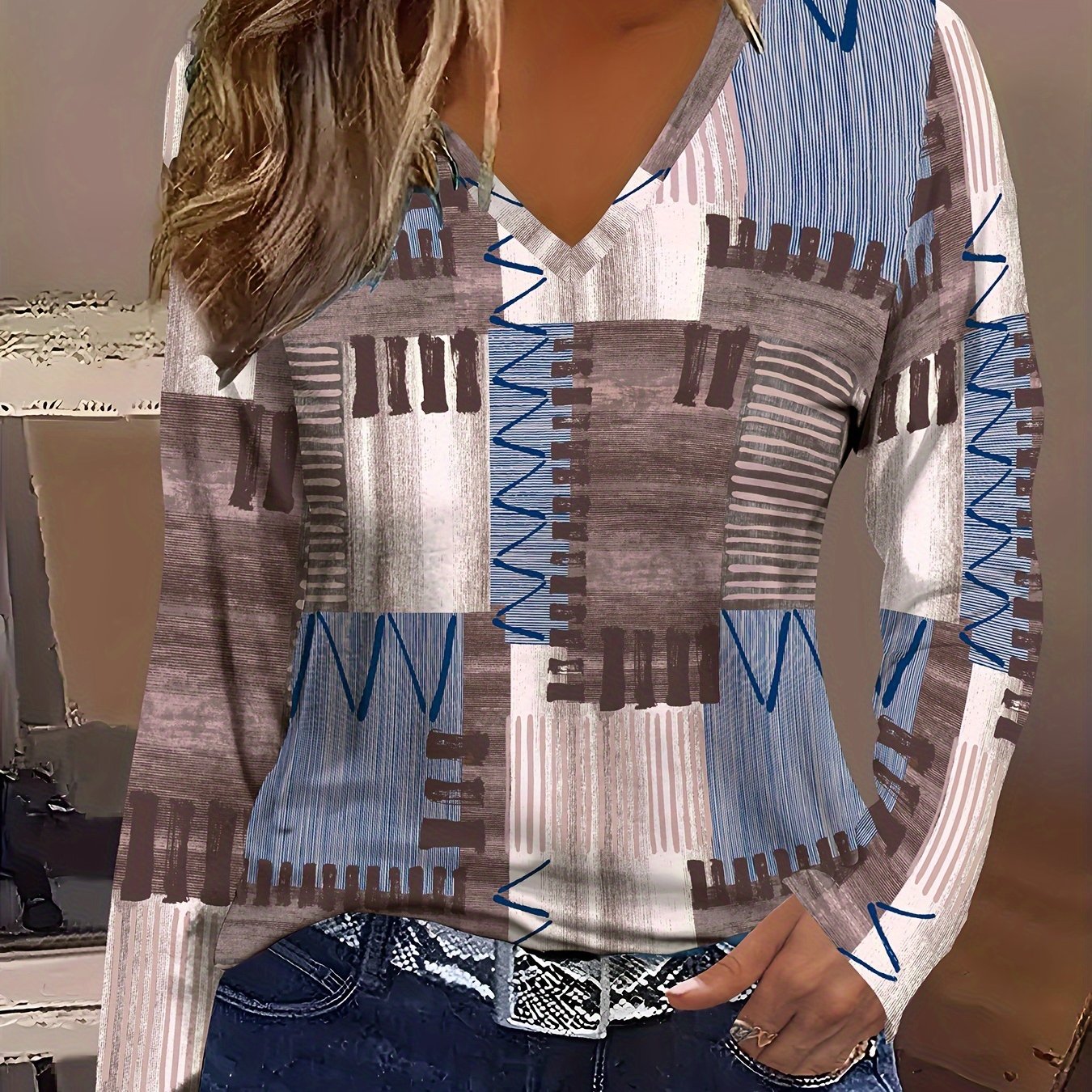 Image of Women's Geometric Grid Print V-neck Long Sleeve T-shirt - Casual Elegant Contrast , Medium Washable Top For Casual Attire, Versatile Clothing, Soft Texture Shirt
