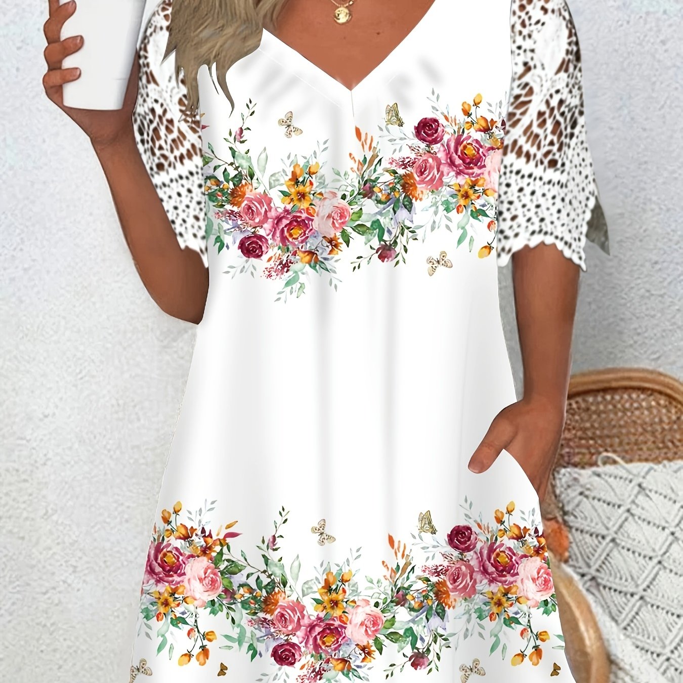 E-shop Elegantes Damen T-Shirt mit V-Ausschnitt, Blumenmuster, Rüschendetails und | Modisches Blumenfärbungsdesign, Länge