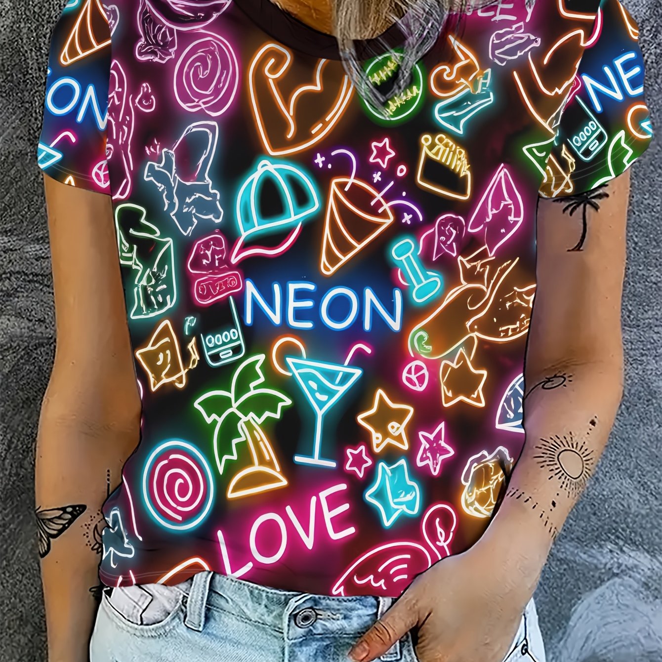 TEMU Esta camiseta una base negra con un estampado colorido estilo neón en toda , que las "NEON" y "LOVE