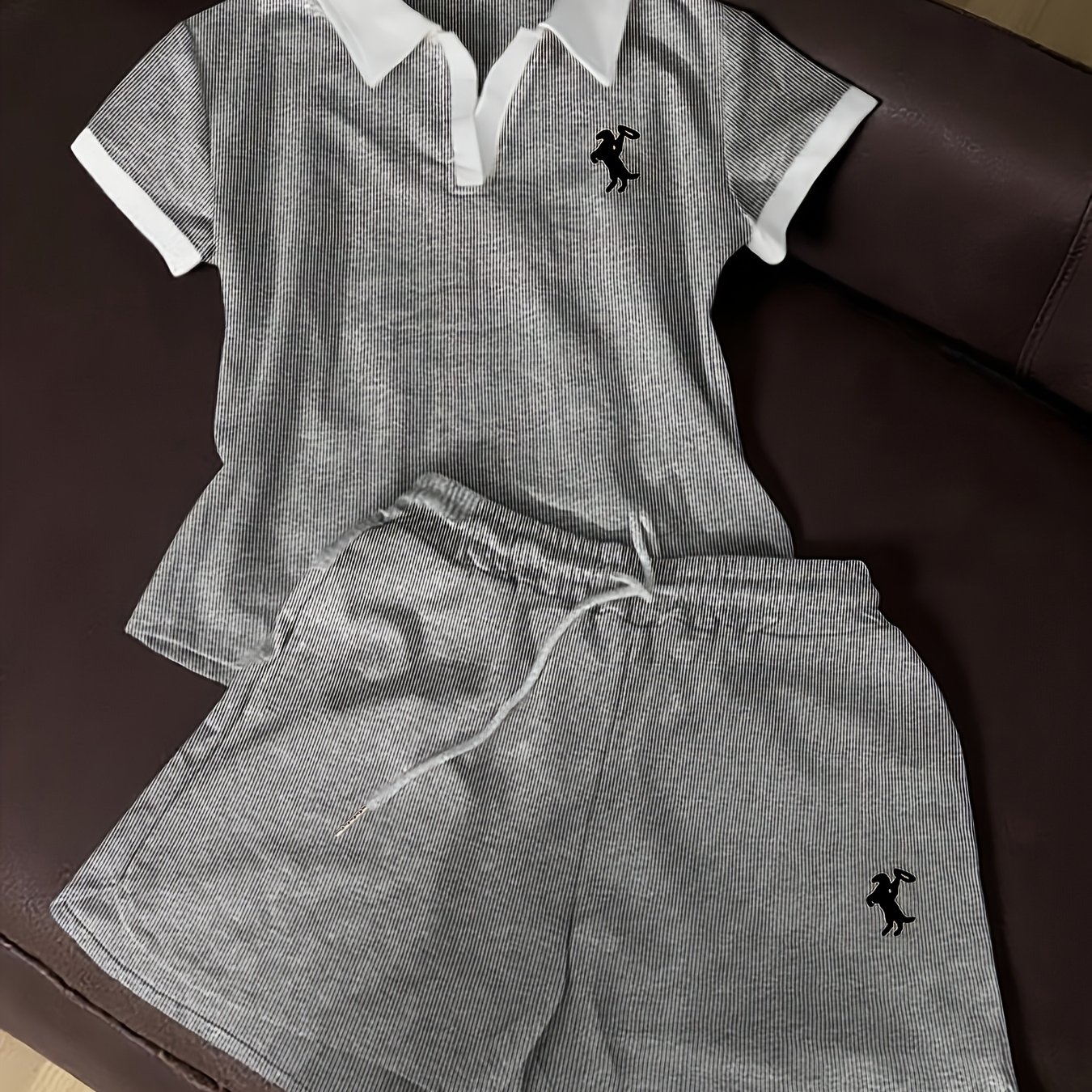 E-shop Damen 2-teiliges Set mit besticktem Muster, Farbblock-Kragen-T-Shirt Shorts