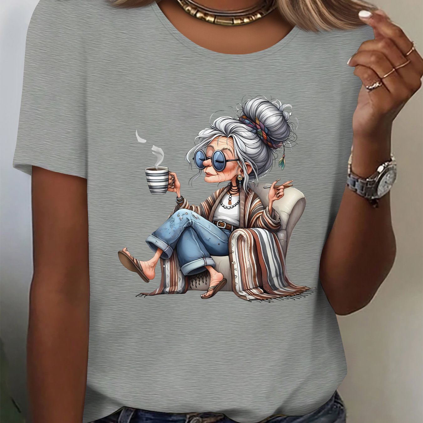 E-shop Oma mit weißem Haar, Brille, Kaffee, auf dem Sofa sitzend, Muster, lockeres Sport-Party-Top, süß, elegant, , Geschenk, weich, maschinenwaschbar,