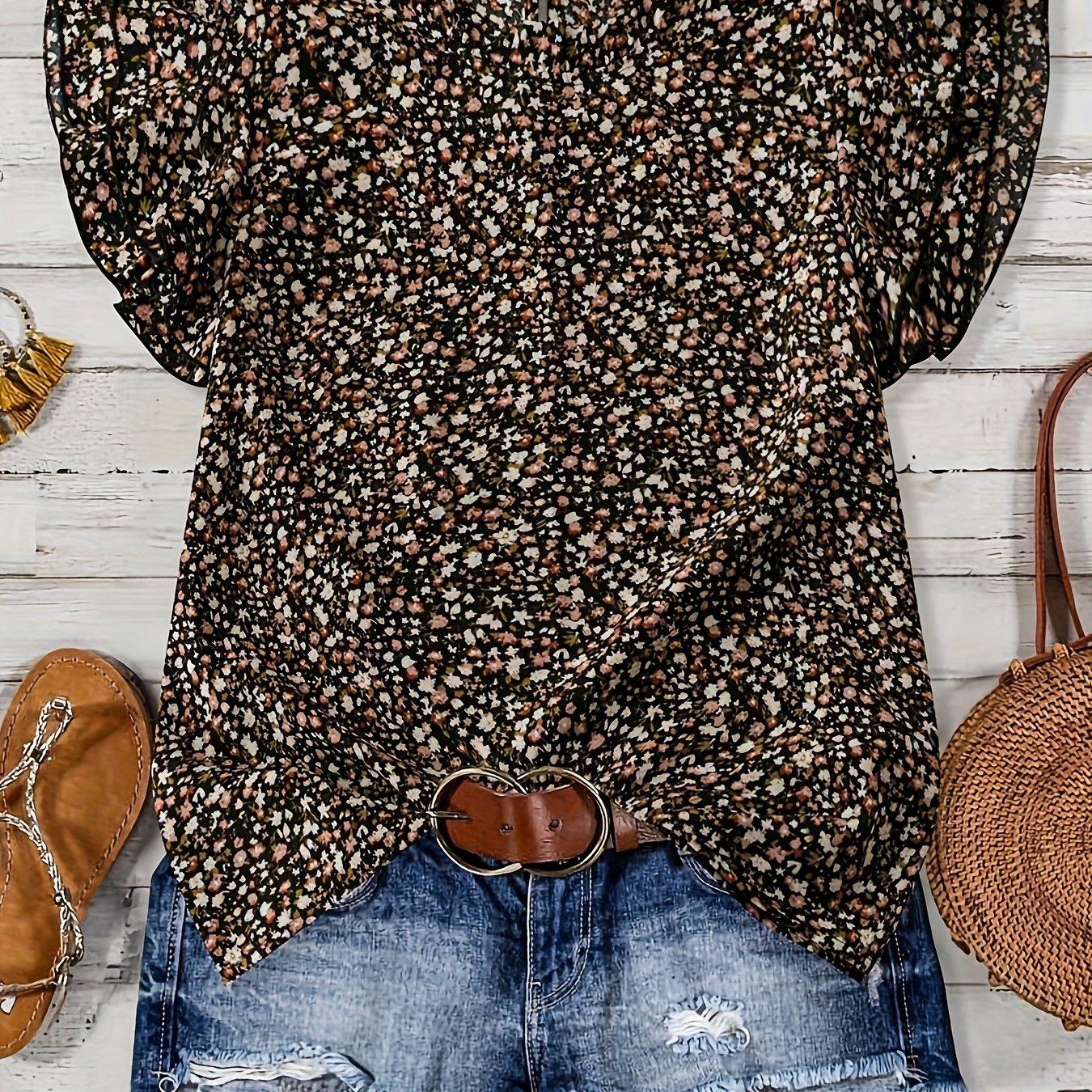 E-shop Lässige Damen Bluse mit schwarzen Blumenmuster, Kragen, Ärmeln und doppelten Rüschen