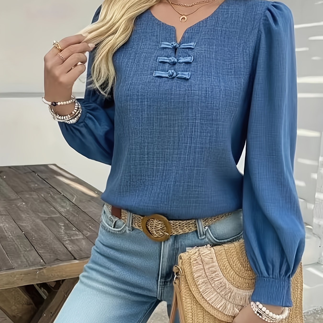 E-shop Elegantes Damenoberteil - ein nicht durchsichtiges Button-Up Shirt mit Laternenärmeln, geeignet für beides, formelle und formelle Anlässe, für