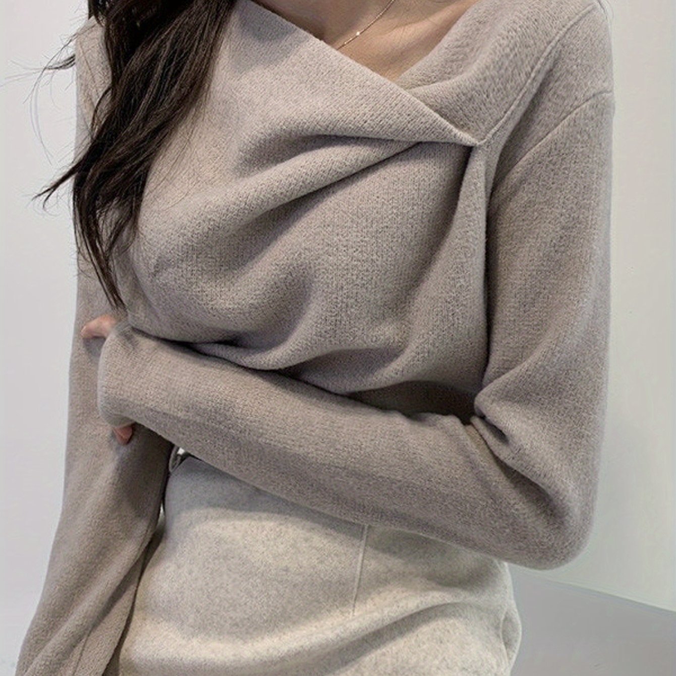 TEMU 【商品名】斜め襟のフィット感のある白いシャツ。長袖で、女性用の非対称デザインが特徴です。このワンショルダーの長袖ベースシャツは、デート、通勤、カジュアルなお出かけに最適な、トレンディなフレンチスタイルの万能アイテムです。