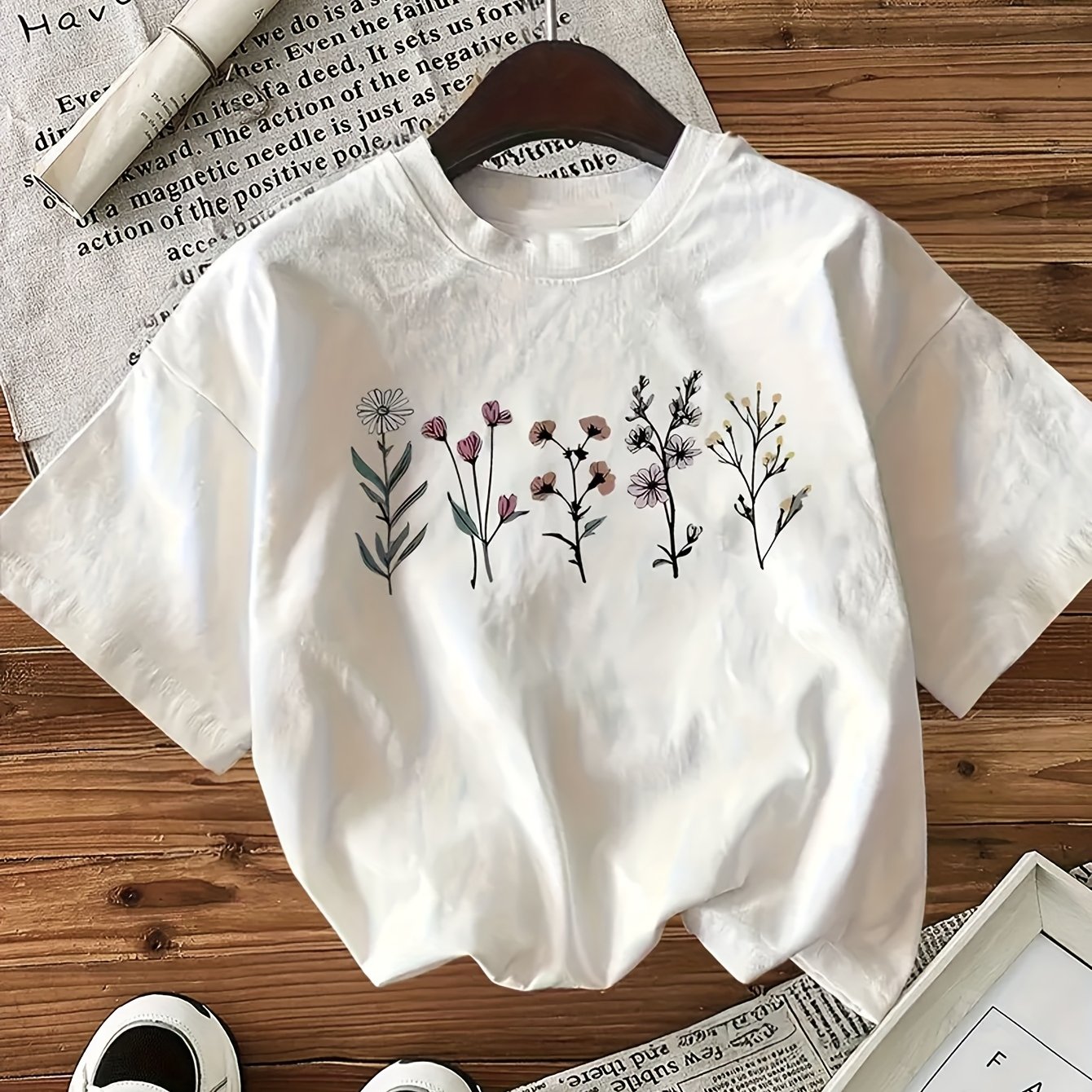 E-shop Damendesign Bluse mit floralen und botanischen Motiven – Leichte, bequeme Alltagsbluse mit Rundhalsausschnitt, lässiger Schnitt für Damen –