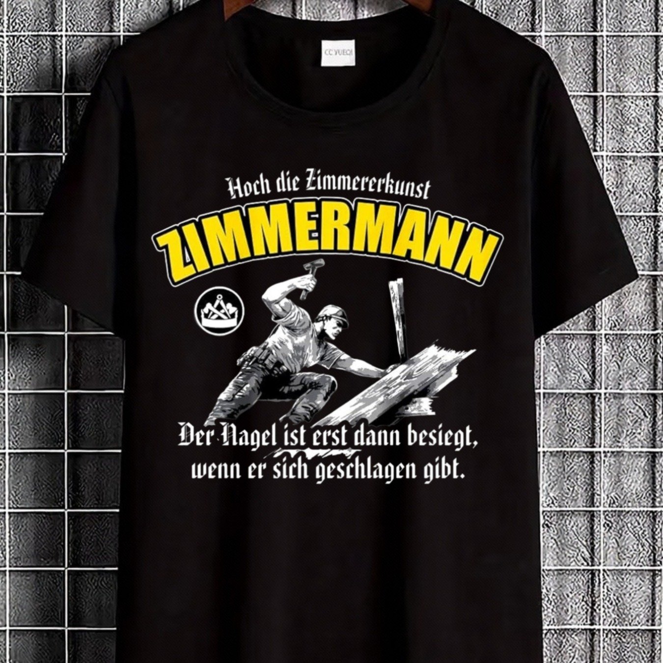 Black T Shirt With Carpenter Graphic And German Text For Construction Workers And Woodworking Enthusiasts