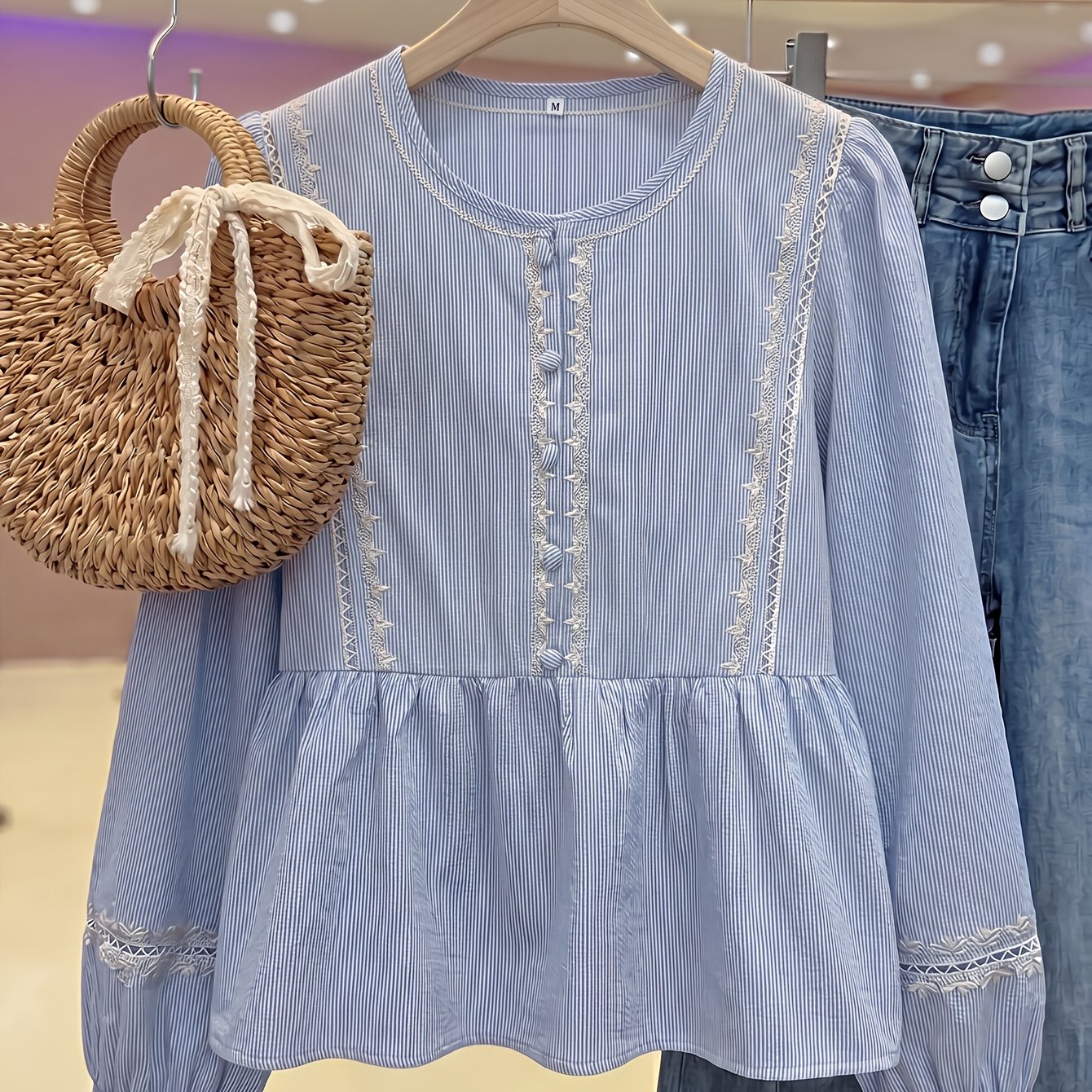 E-shop Neues blau gestreiftes Damen-Shirt – Herbstdesign mit bestickter Spitze, Ausschnitt Patchwork-Langarm-Top. Hochwertige zartblaue Langarmbluse im