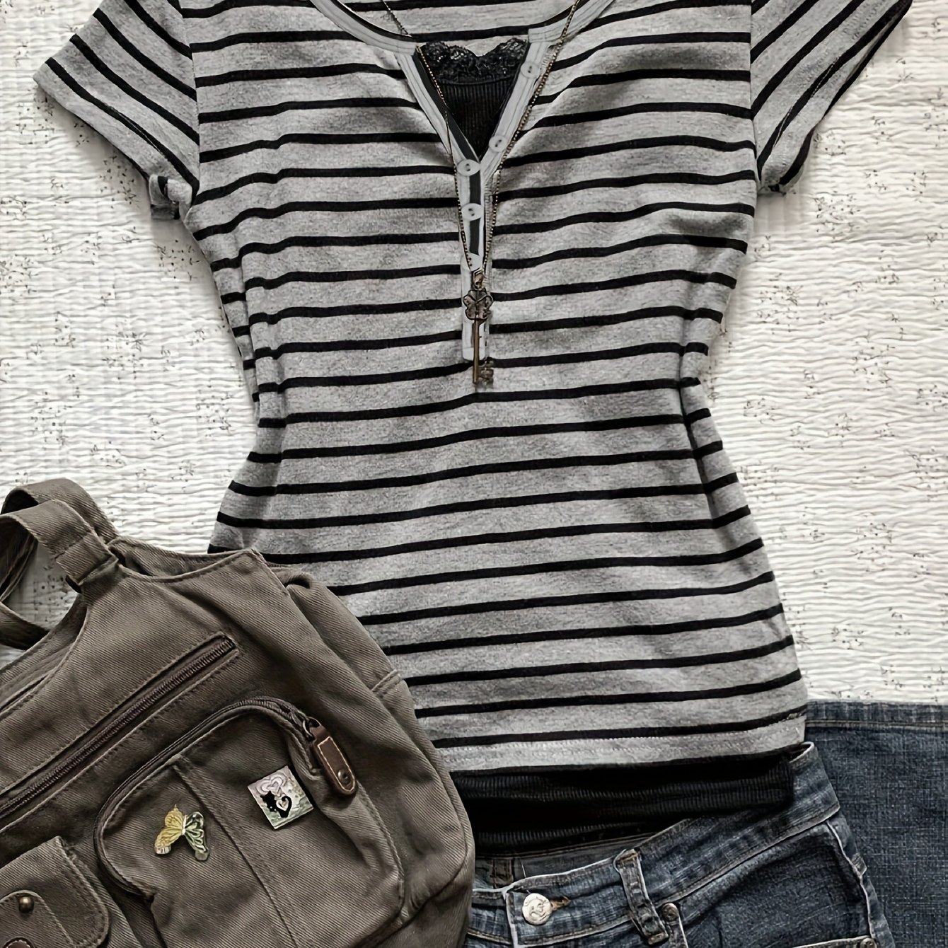 E-shop Y2K Bluse mit vertikalen Streifen, V-Ausschnitt, Knopfleiste kurzen Ärmeln - Gestreift - Maschinenwaschbares Oberteil für Casual & Freizeitlook,