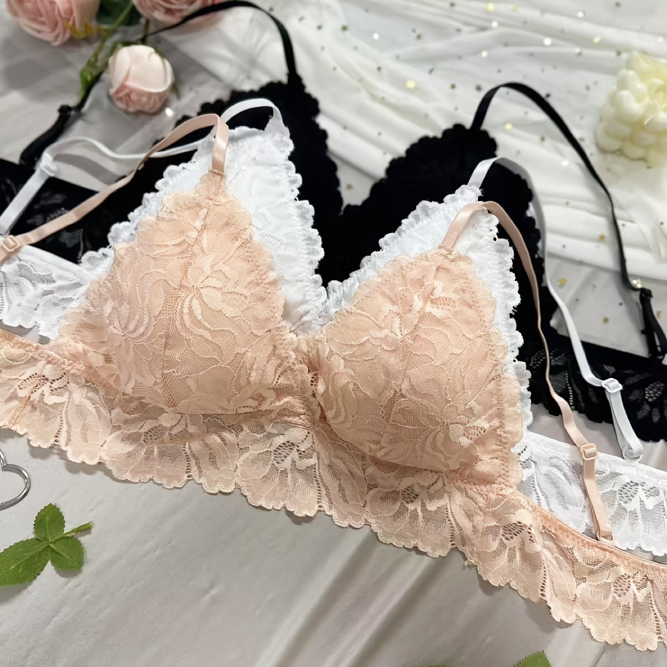 E-shop 3er-Set Tägliche Bequeme Atmungsaktive Nahtlose Spitzen-BHs, Drahtlos Dünne Romantische Französische Dreieck-Cups, Damenunterwäsche