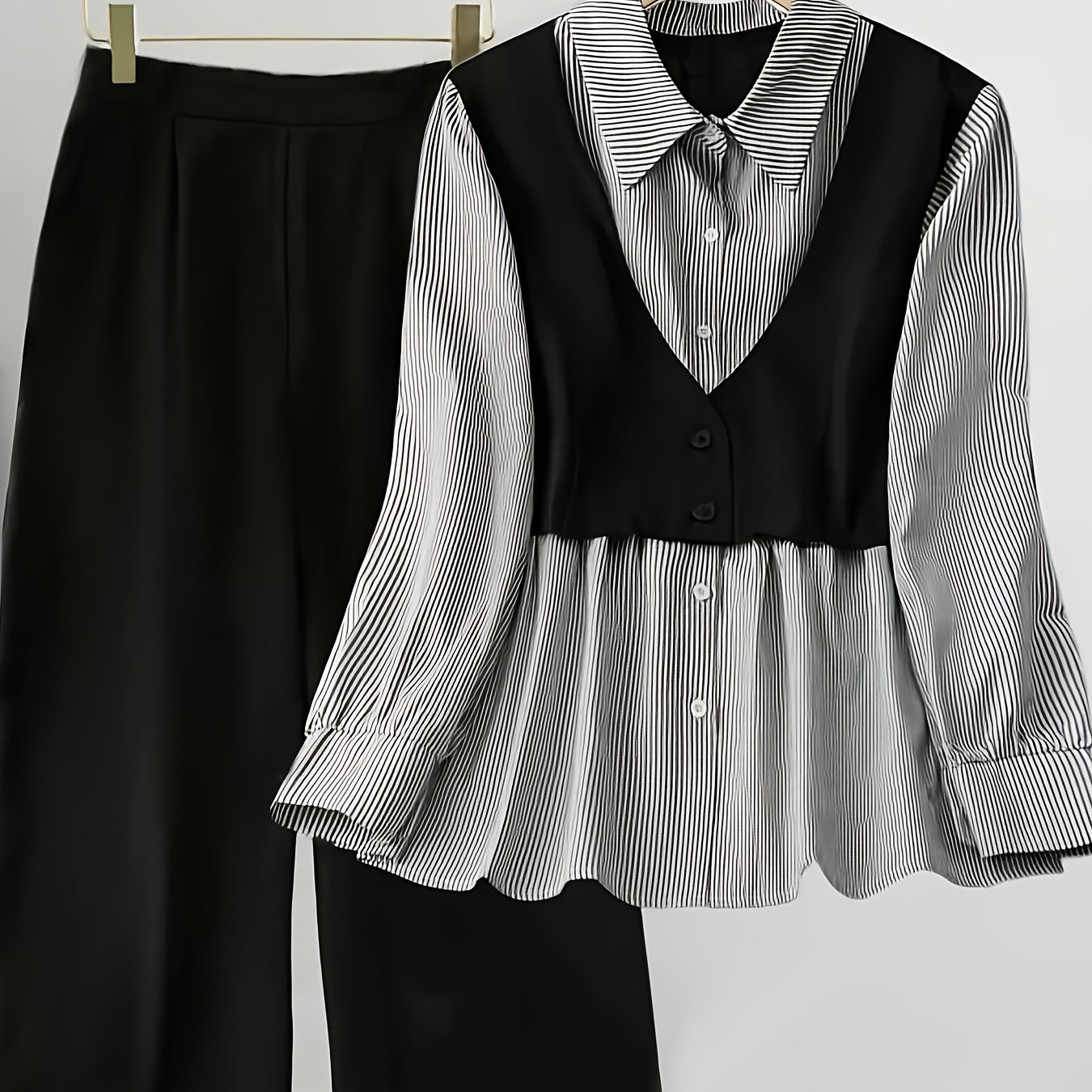 E-shop Plus Size - Plus Size - Plus Size Damen Streifen Langarm Ein-Knopf-Hemd und Zweiteiler Set ist ein modisches Outfit, das für Damen in größerer