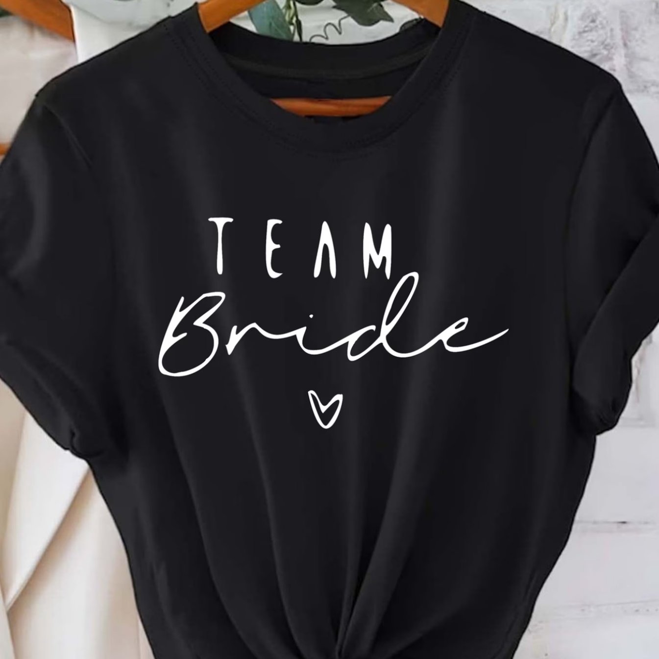 E-shop Kurzarm-T-Shirt – , schwarzer Hintergrund – Damen T-Shirt mit trendigem Aufdruck für Frühling/Sommer, Ihre beste !