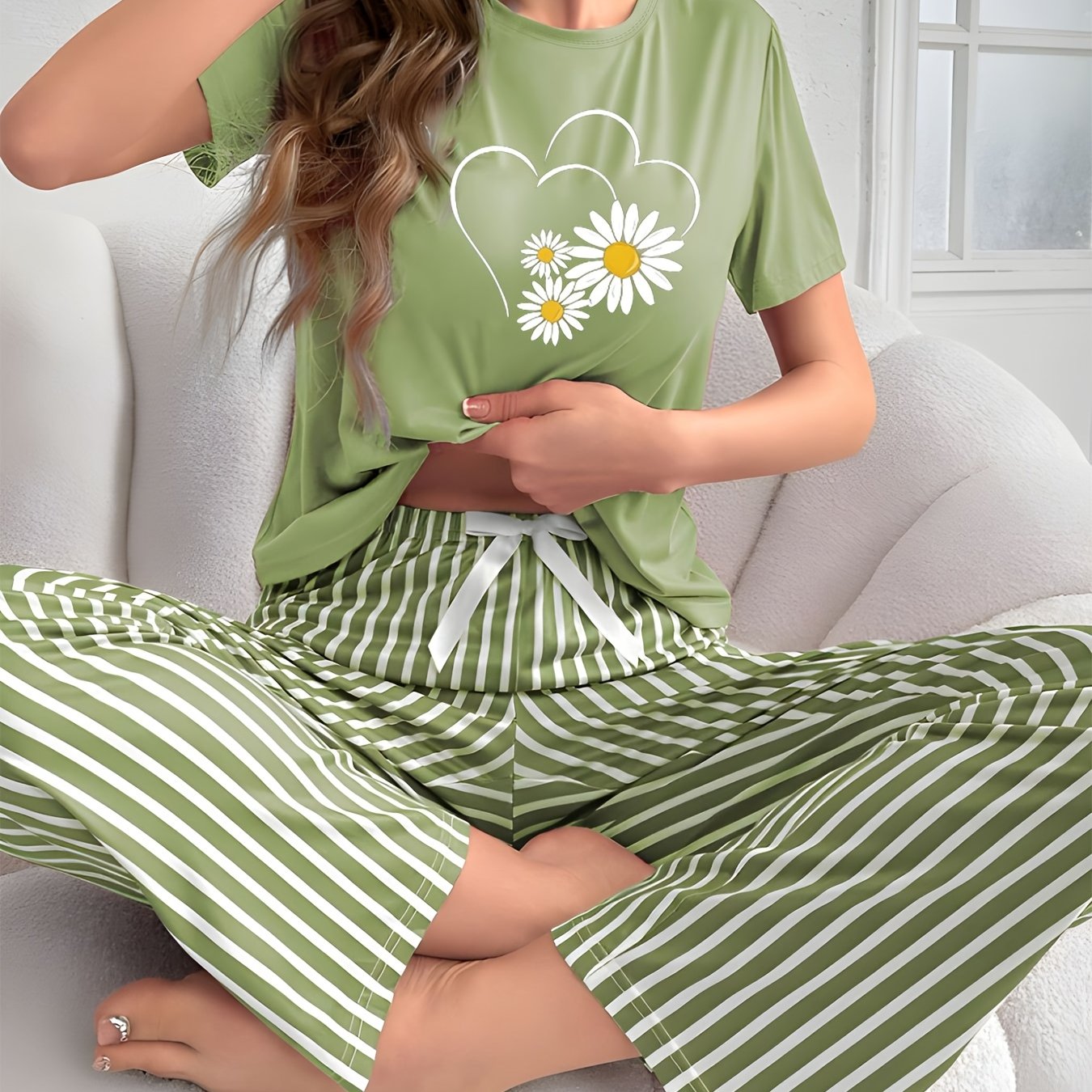 E-shop Grünes Schlafanzug-Set, Kurzarm-Oberteil mit Herz- und Blumenmuster und gestreifte Schlafhose, lässige Damen-Loungewear