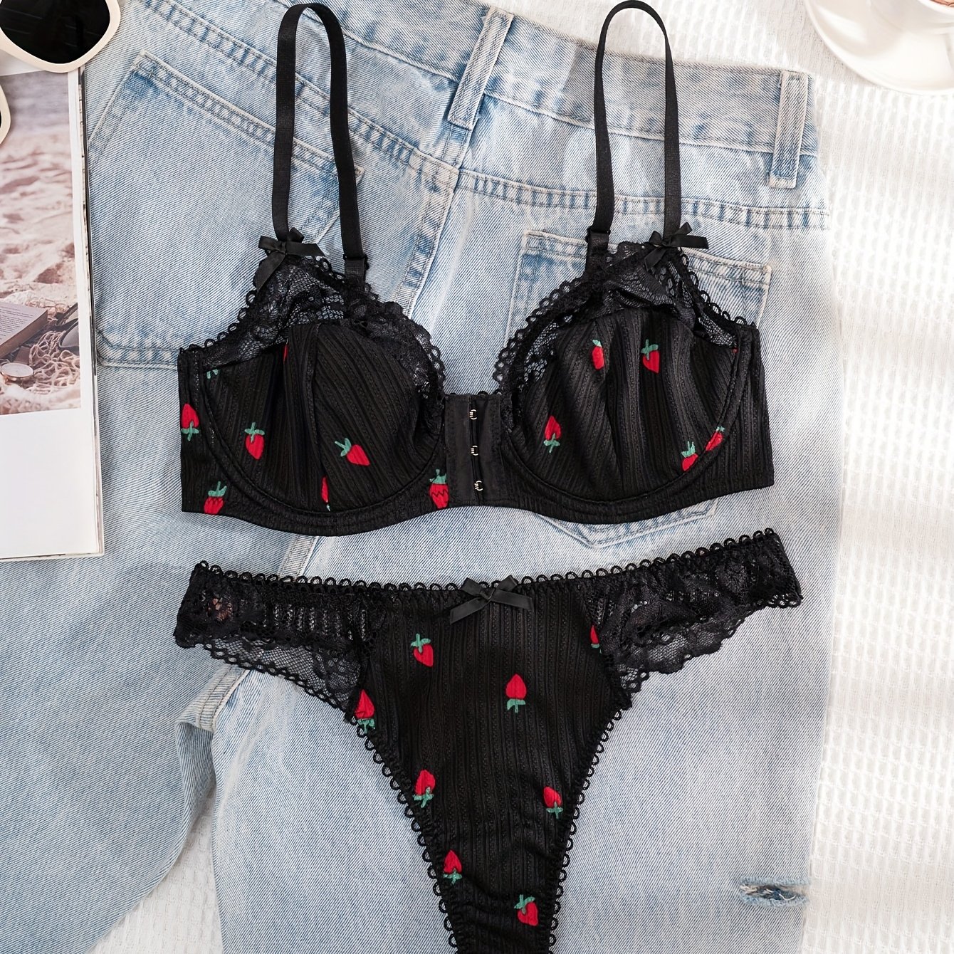A Women' Color Strawberry Print Lace Front-closure Comfortable Lingerie Set