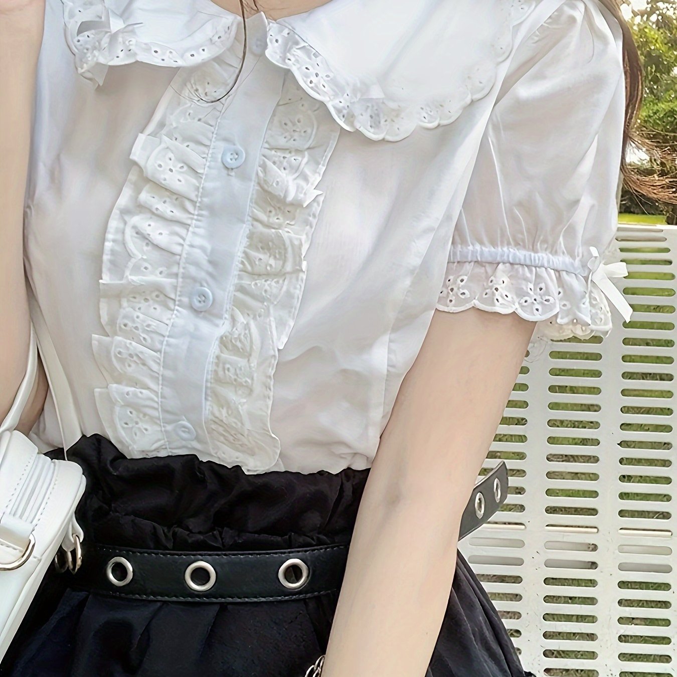 TEMU 【商品名】ドールカラー、白のレースが特徴の、女性用の定番の半袖ブラウス。フロントボタンタイで、どんな季節にも合わせやすい。プリンセススリーブで、重ね着にも自立装飾にも最適。