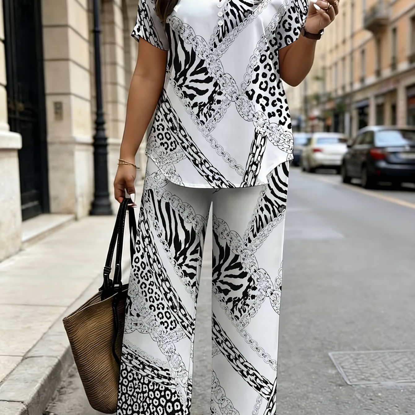 Image of Women's Fashion Two-piece Set, Animal Print And Chain Print V-neck Short Sleeves With Wide-leg Pants, Suitable For Daily And Casual