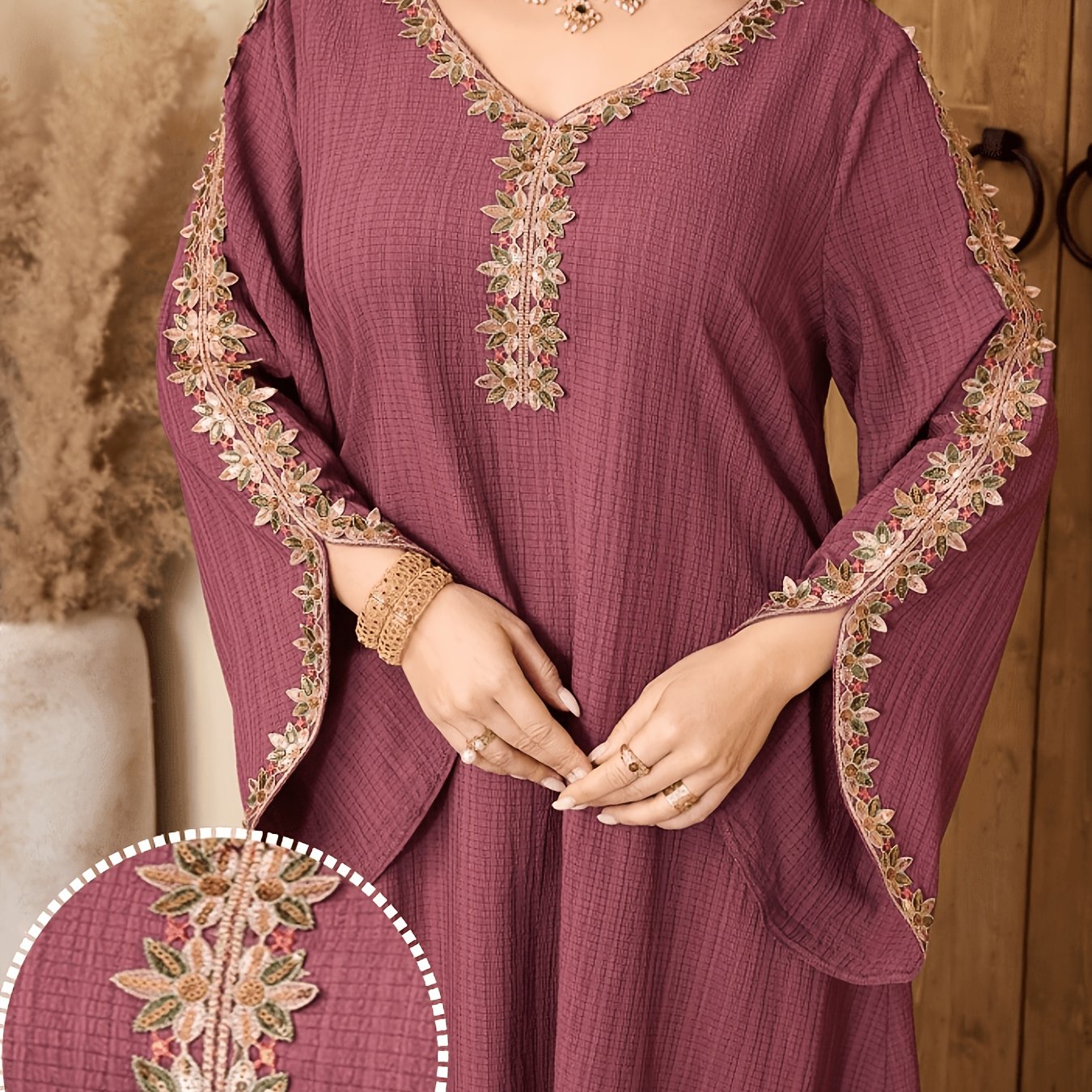 E-shop Ein langes, blumengesäumtes Kleid mit V-Ausschnitt und weiten Ärmeln. Dieser elegante Kaftan ist ein traditionelles Gewand aus dem Nahen ,