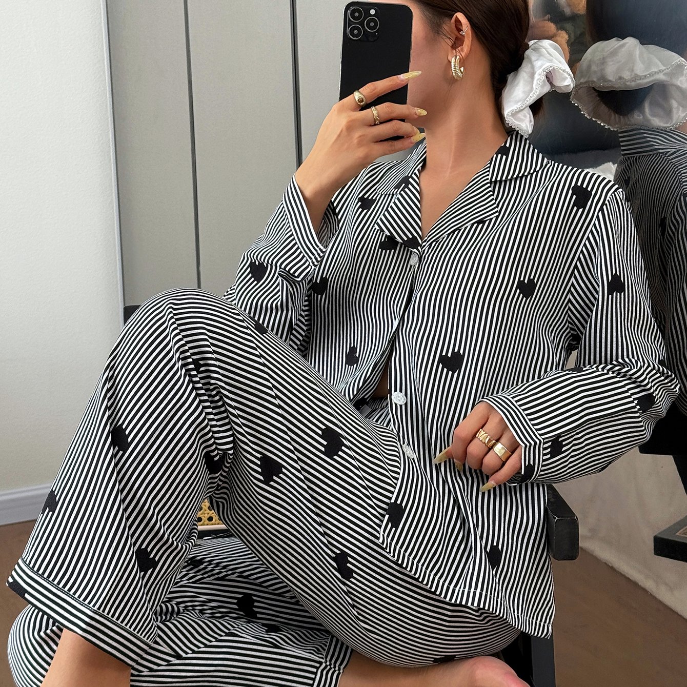 E-shop Zweiteiliger Damen-Pyjama-Set mit schwarz-weißem Streifenmuster Herzprint – Langarm-Oberteil mit Knopfleiste Hose – Ideal für Zuhause