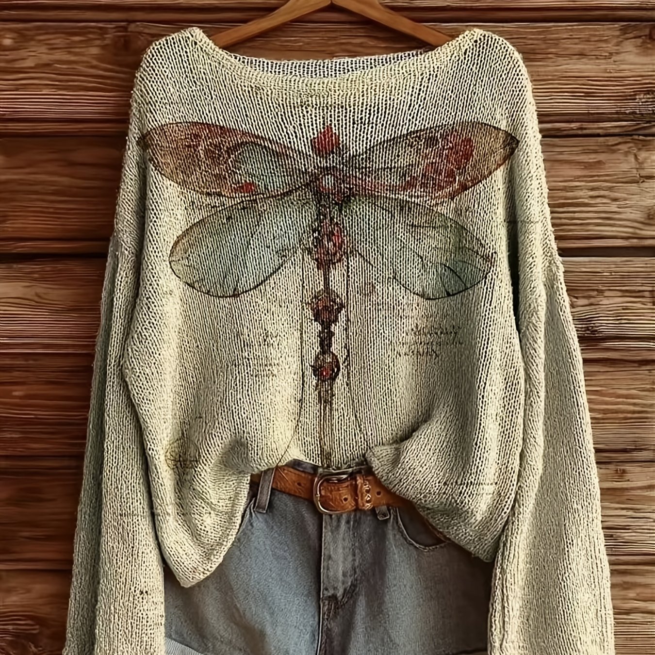 E-shop Vollflächig bedruckter, leichter Pullover mit Rundhalsausschnitt langen Ärmeln. Das gesamte Kleidungsstück ist mit einem Schmetterlingsmuster