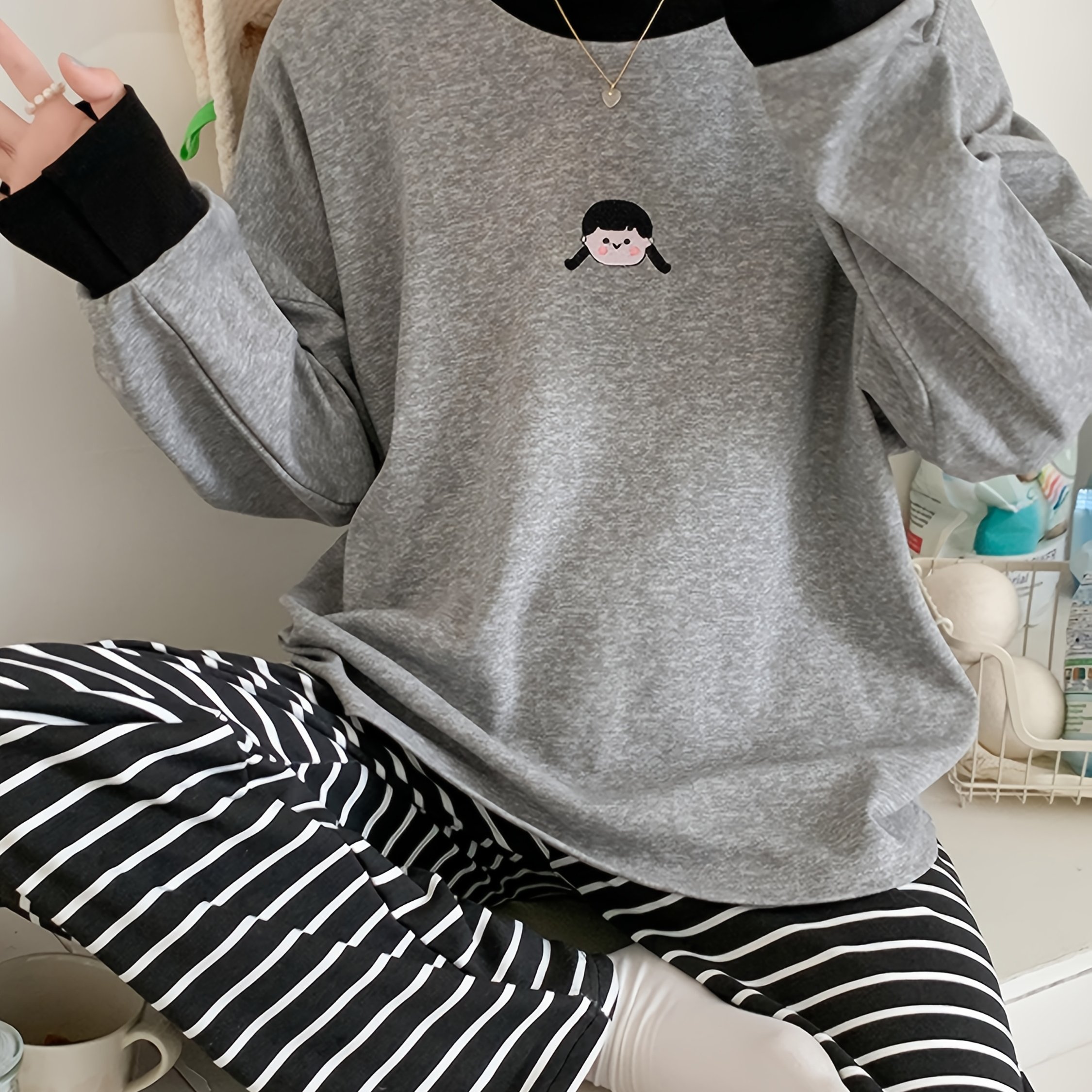 TEMU 【レディース】快適なスリープウェアセット - のグレートップス（フェイス刺繍入り）と黒と白のストライプパンツ - 生地 - 秋冬に最適