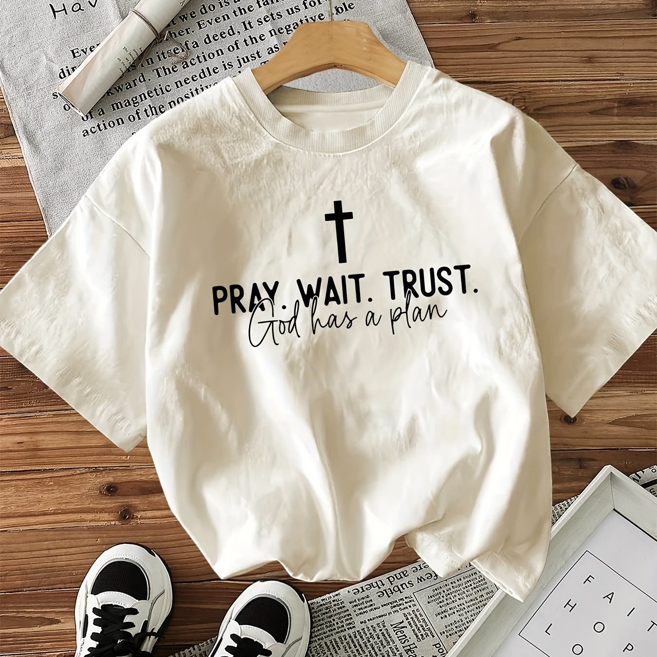 Short-sleeved Round-neck T-shirt With The Letters 'pray Wait ' Printed On It