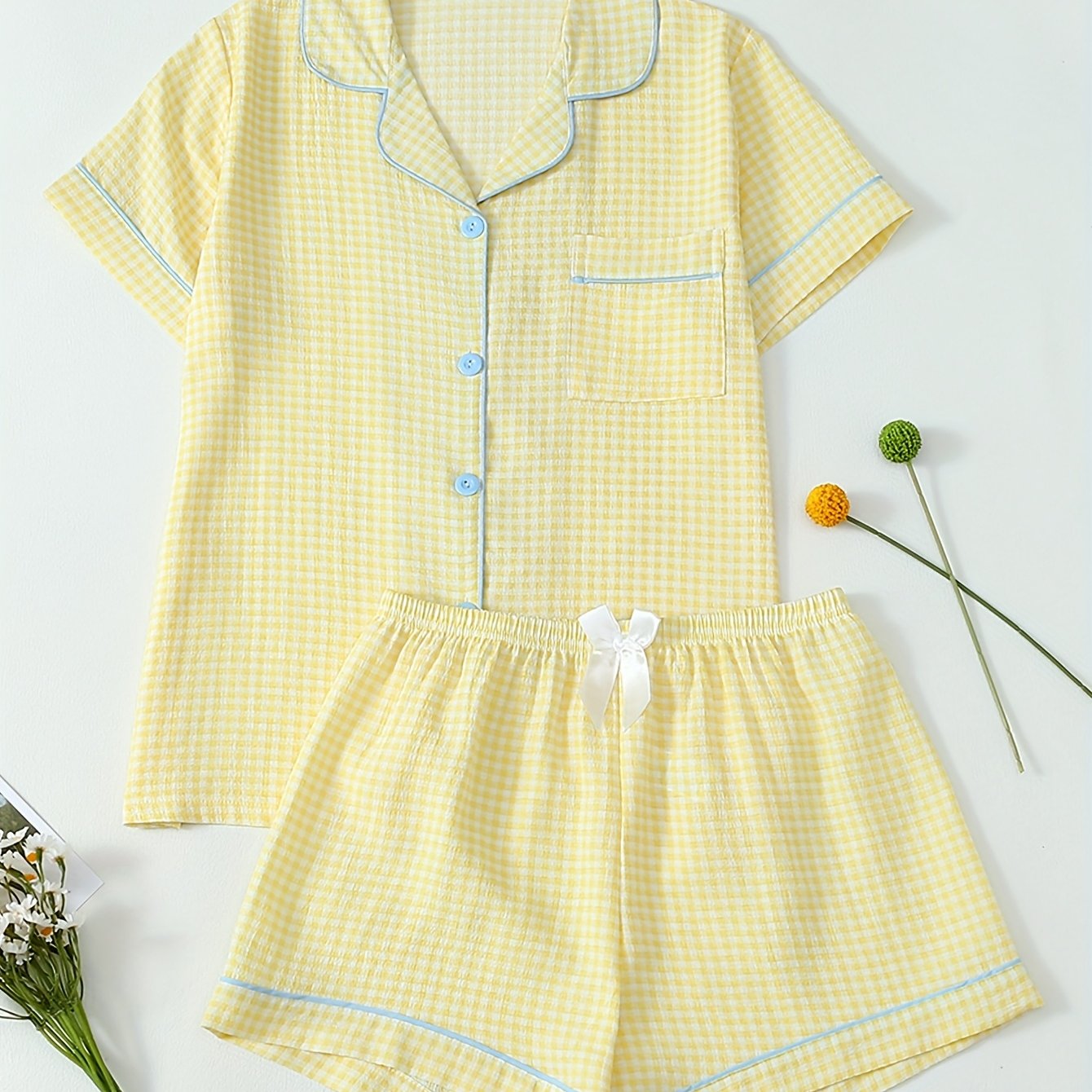 E-shop Stylisches Damen Schlafanzug-Set mit karierten Minimalismus, bestehend aus einem kurzärmeligen Oberteil und Shorts mit Kragen, in einem
