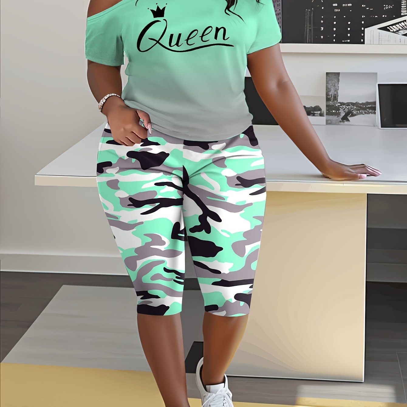 Image of Women's Fashion 2pcs Set, "queen" Letter Gradient Print Suspender Top With Camouflage 7/8 Pants Set, Suitable For And Going Out