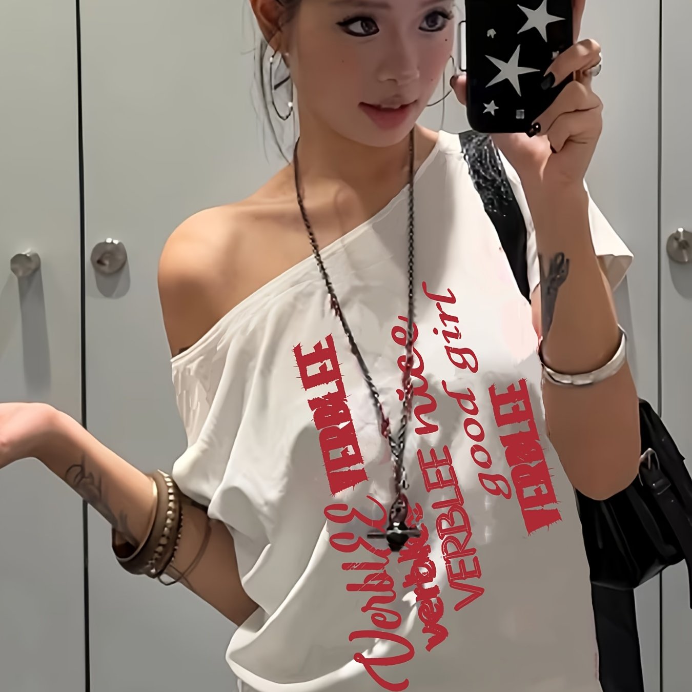 TEMU 여성용 레터 프린트 오프숄더 디자인의 세련되고 우아한 반팔 탑. 캐주얼하고 편안한 스타일에 완벽합니다.