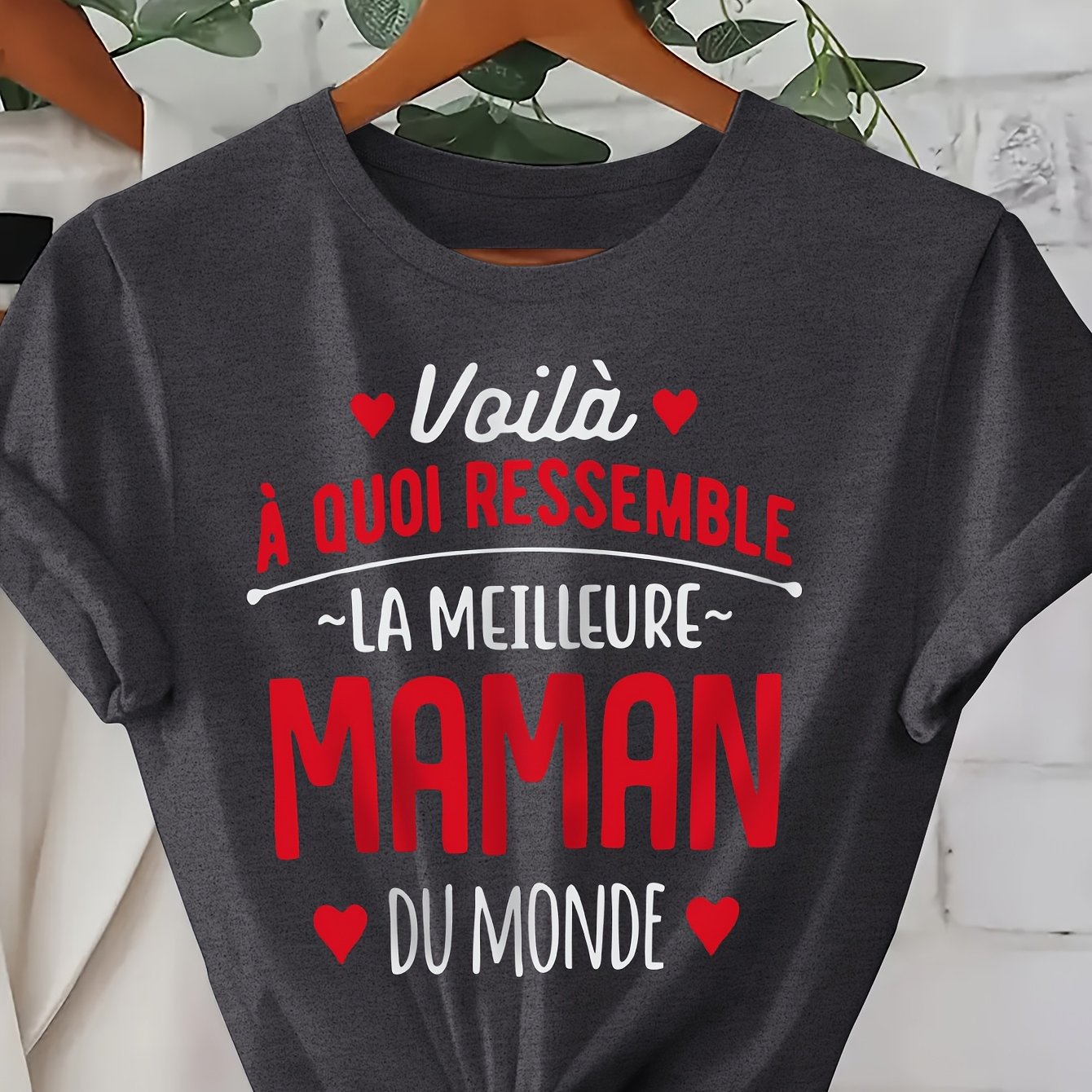 TEMU T-shirt à manches courtes en tissu à soyeuses pour /été, confortable et pour . Le vêtement présente une impression de en français se traduisant