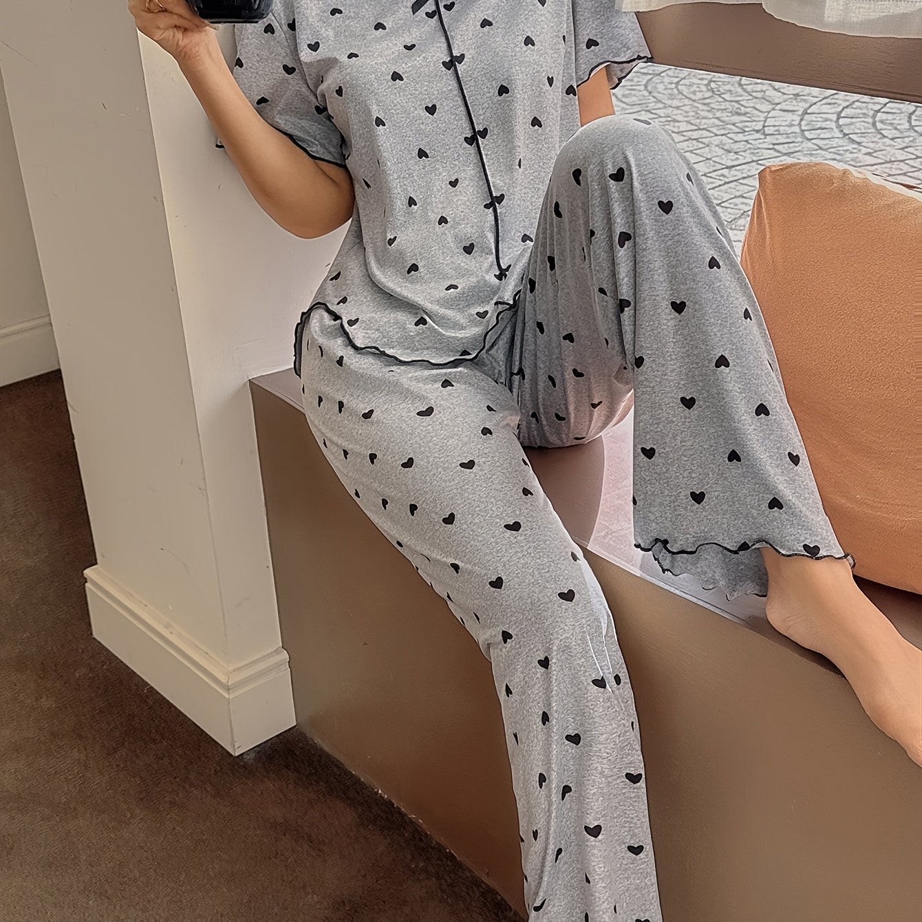E-shop Damen-Pyjama-Set, Herz-Print, Umlegekragen, V-Ausschnitt, Kurze Vorderseite, Lange Rückseite mit Rüschen, Kurzarm Hose, Passendes Pyjama-Set.