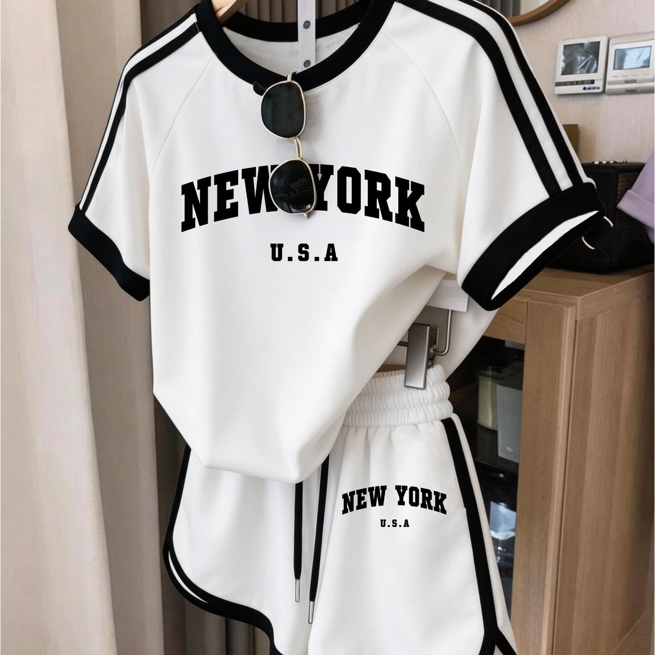 TEMU 뉴욕 . 레터 프린트 세트, 화이트 캐주얼 반바지, 화이트 웨스턴 스타일 티셔츠