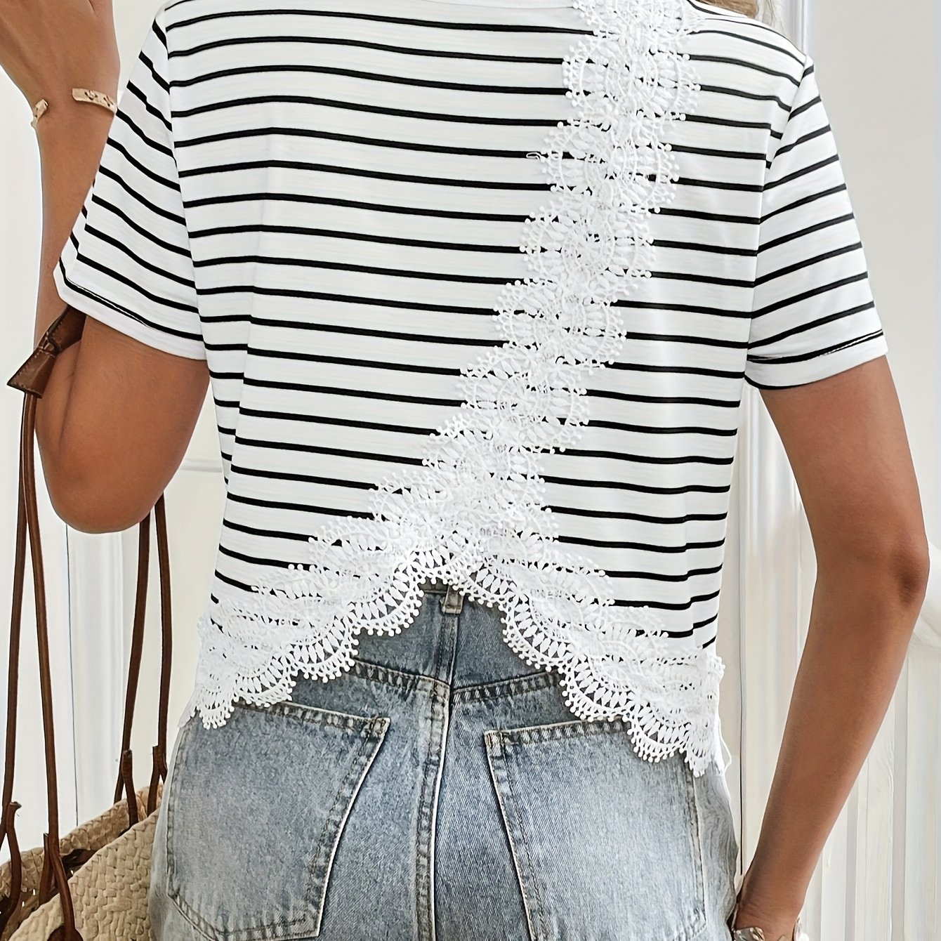 E-shop Damen Kurzarm-Gestreiftes T-Shirt mit Spitzen-Einsatz am Rücken - Vertikale Streifen & Kurze Länge für Sommerliche Freizeit- oder Elegante