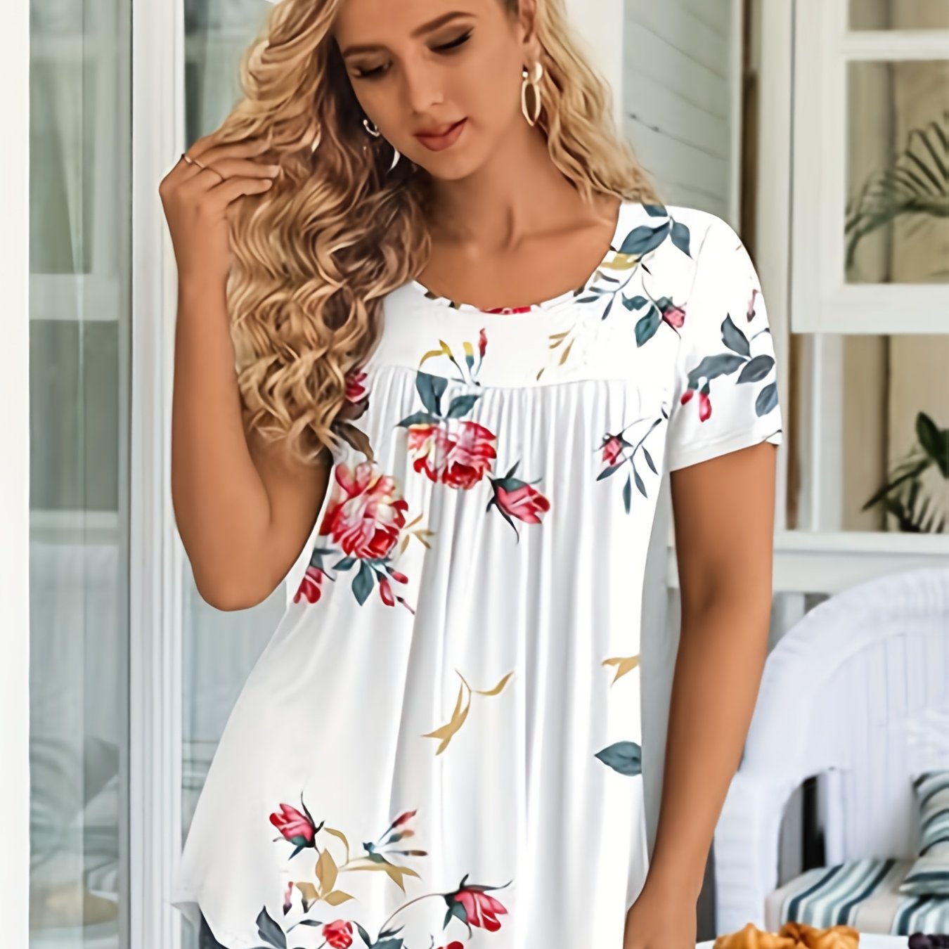 E-shop Elegantes Damen T-Shirt mit Blumenmuster - Sommerliches, lockeres Freizeitoberteil, lebendiges Design, atmungsaktives Gewebe, moderater Stretch,