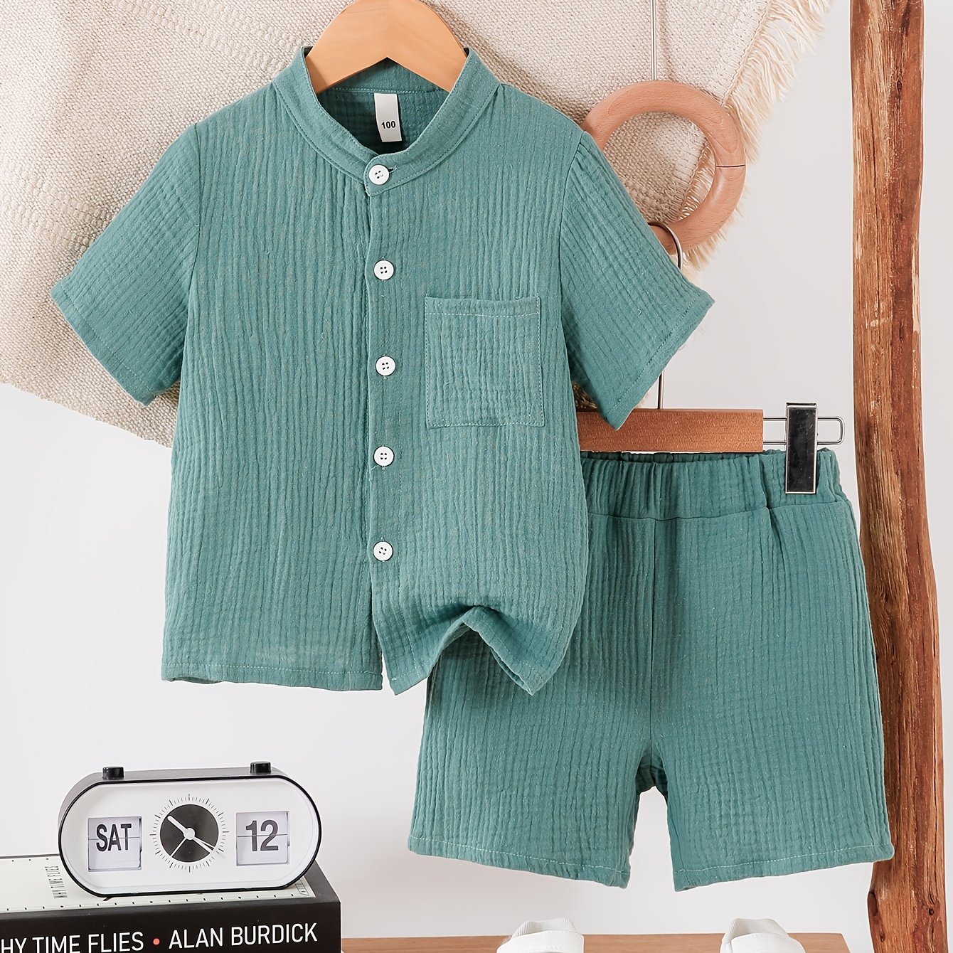 E-shop Sommer-Freizeit-Shorts-Set für Jungen in Bohnengrün, einfarbig mit , Hemd-T-Shirt mit einfachem Kragen & passende Shorts. Leichte, bequeme,