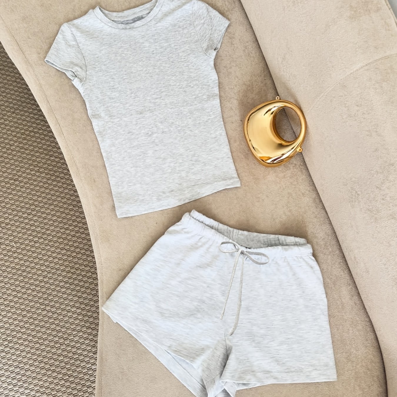 E-shop Damen Rundhals Kurzarm Einfarbig Lässiges Kurzarm T-Shirt Top und Damen Lässige Einfarbig Shorts 2er Set