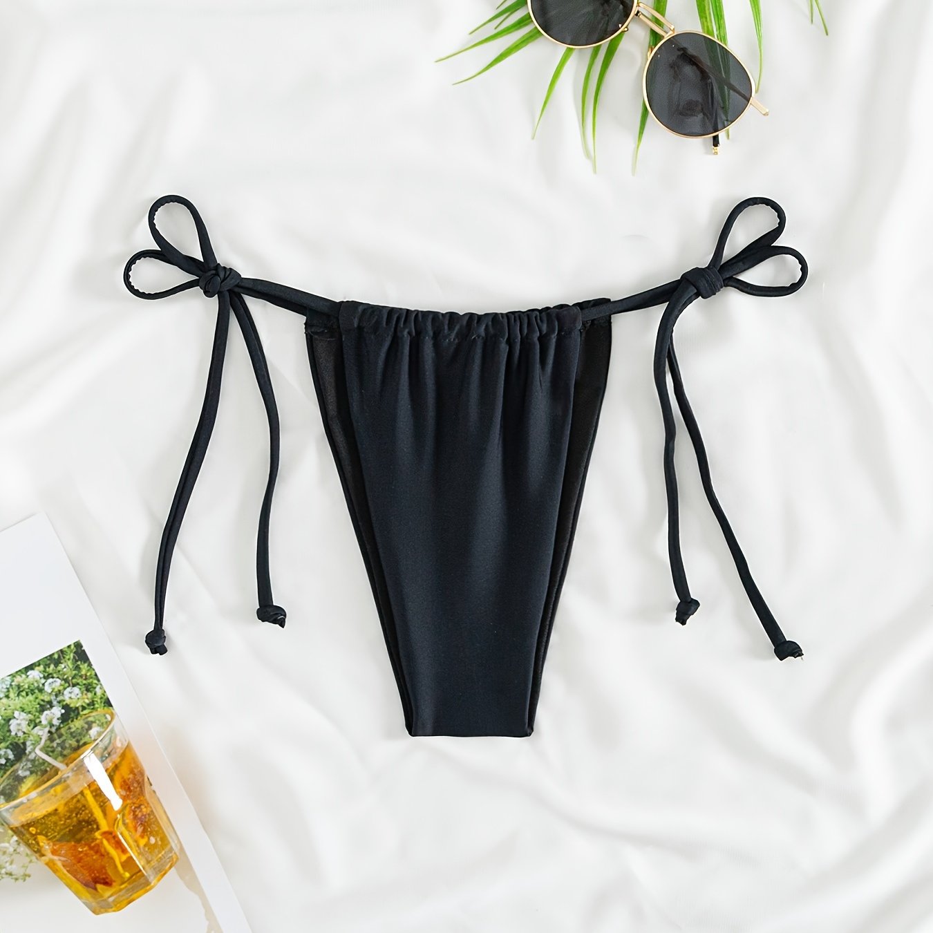 E-shop Die verführerische Bikini-Attraktion zeichnet sich durch hochwertige, schwarze Dreieckshosen aus, die bequem und schmeichelhaft sind und zum