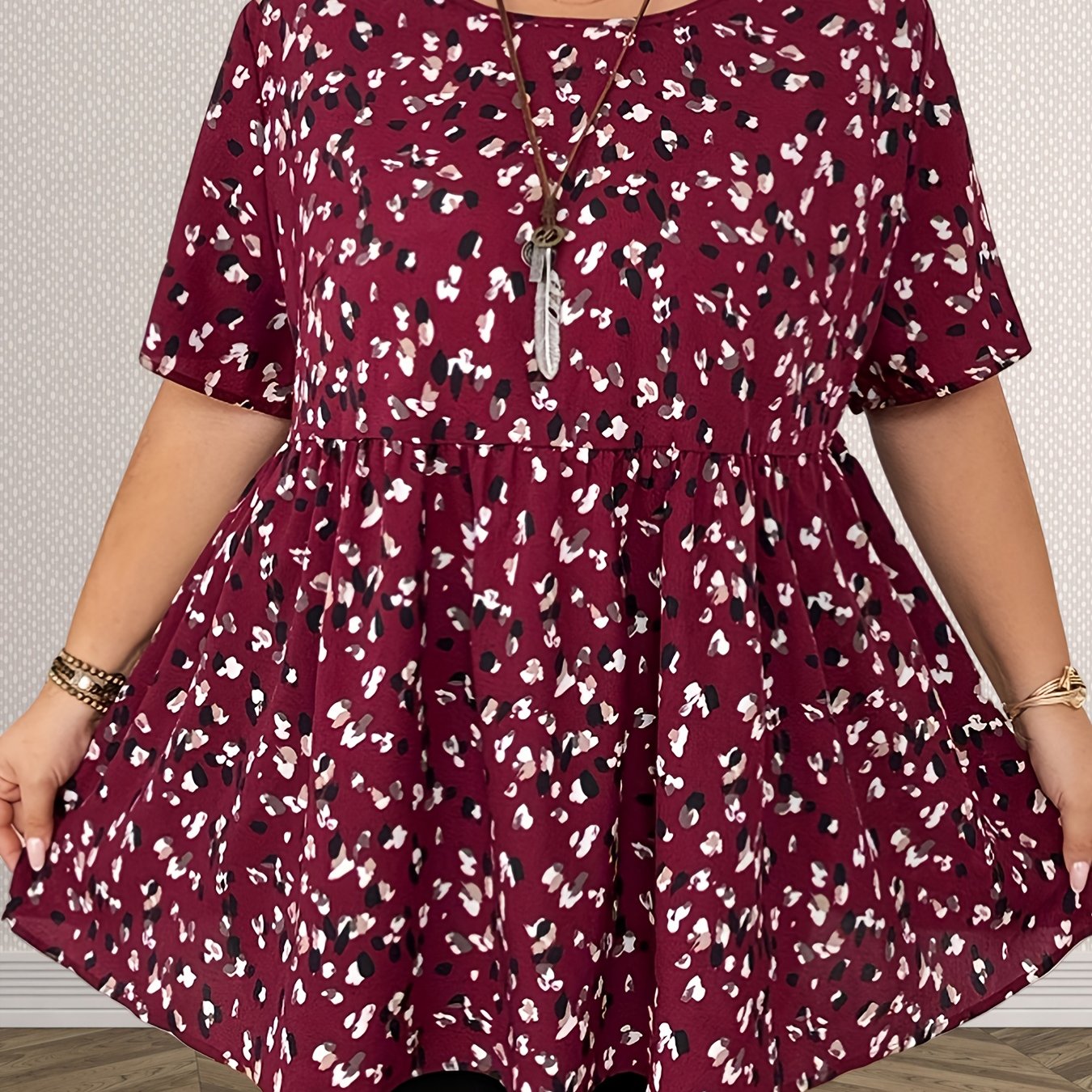E-shop Plus Size - Plus Size - Eine Urlaubs-Hemd mit Blumenmuster in verschiedenen Größen, mit einem eleganten Rundhalsausschnitt und kurzen Ärmeln