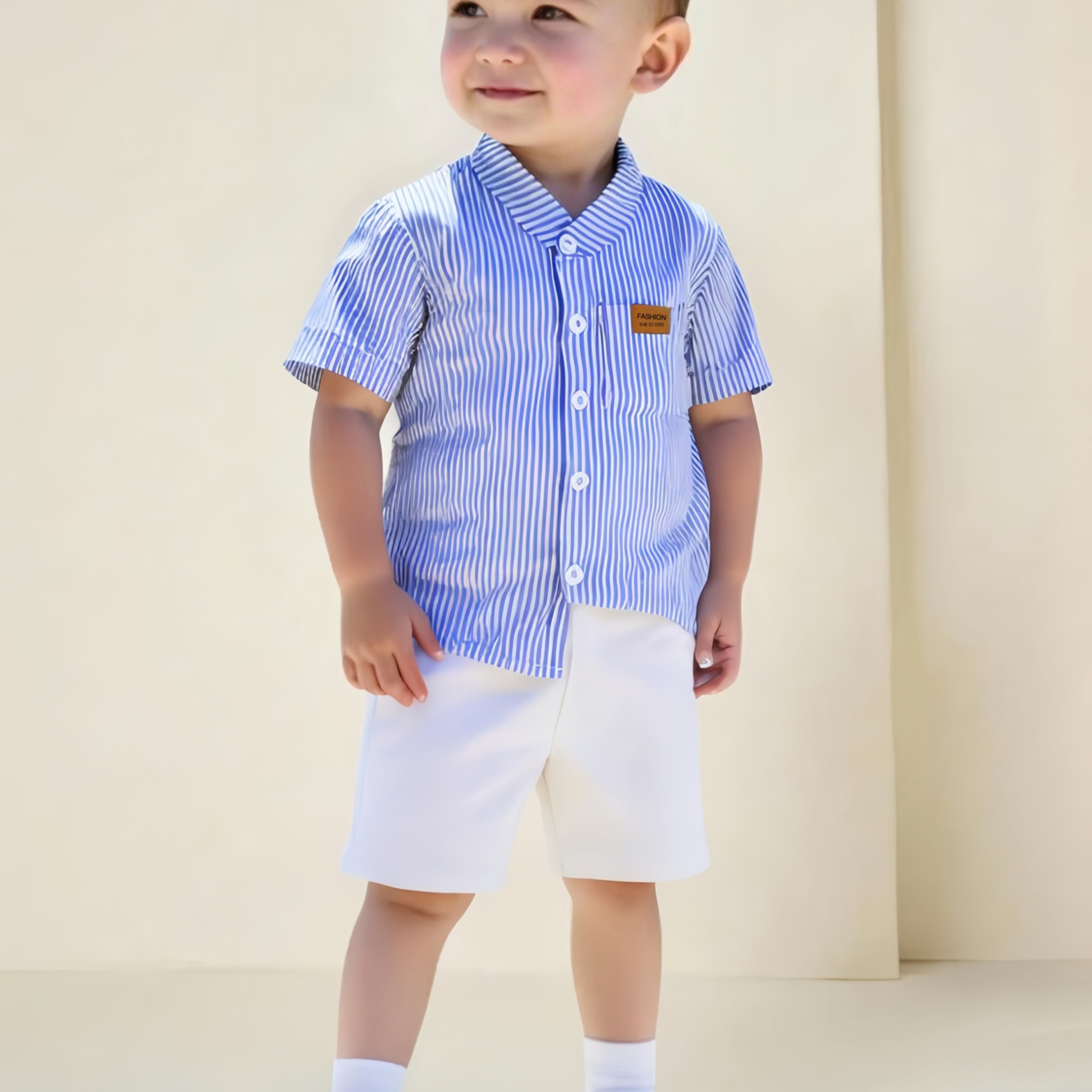 E-shop 2-teiliges Outfit für Kleinkinder: Blau-weiß gestreiftes Kurzarmhemd mit braunen Knöpfen weißen Shorts, ideal für Essen, Partys, Geburtstage