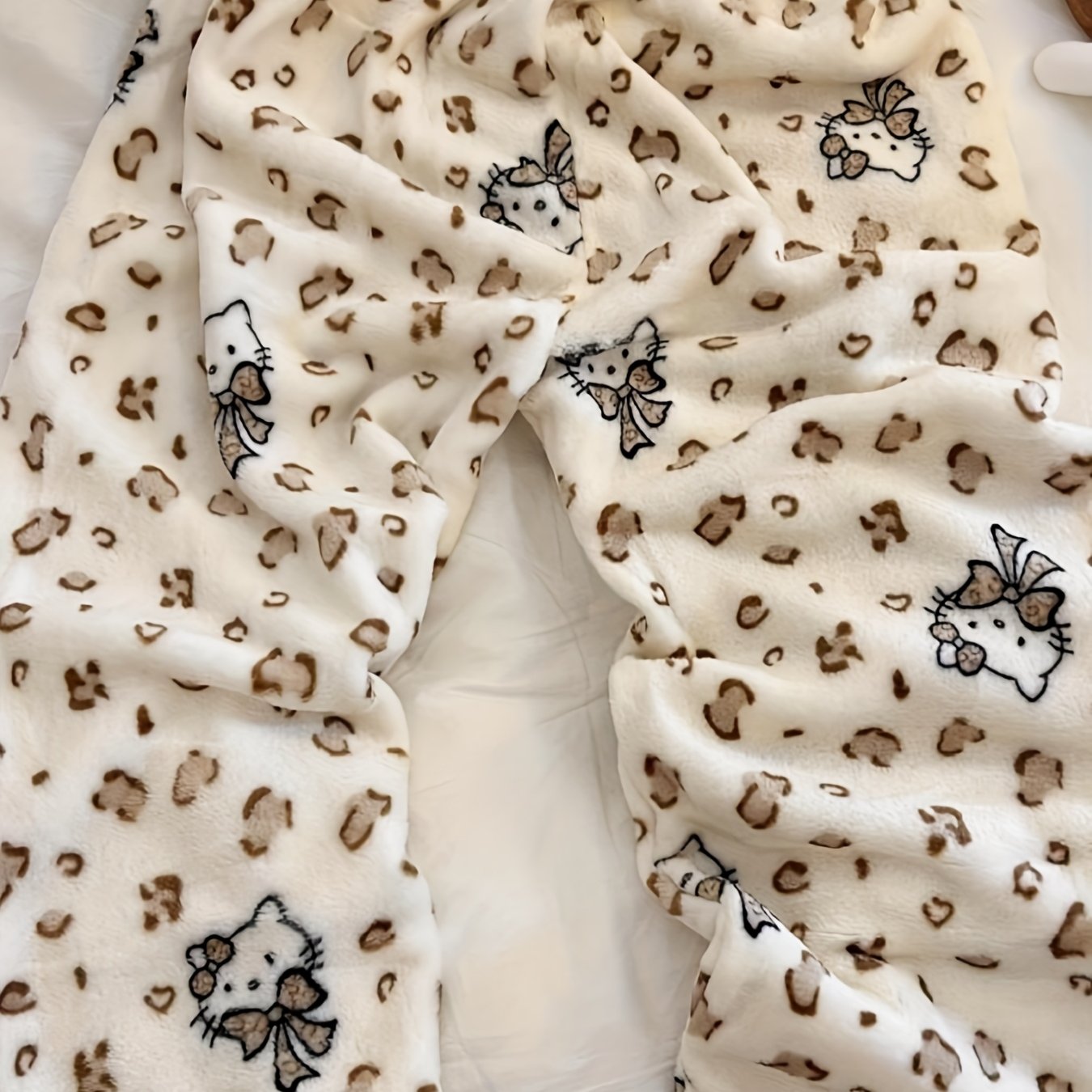 E-shop Plüsch Hello Kitty -Druck Schlafanzughose - Wintertauglicher Flanell mit Weichheit - Ultraweiche Flanellhose | Hello Kitty im Wilddruck |