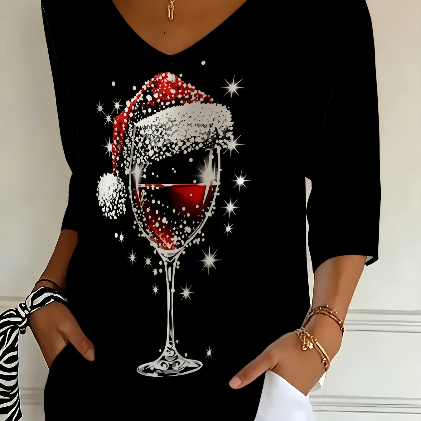 TEMU Haut pour femme à col en V et manches trois-, imprimé intégral de chapeau sur fond noir de Noël, coupe de , T-shirt décontracté festive