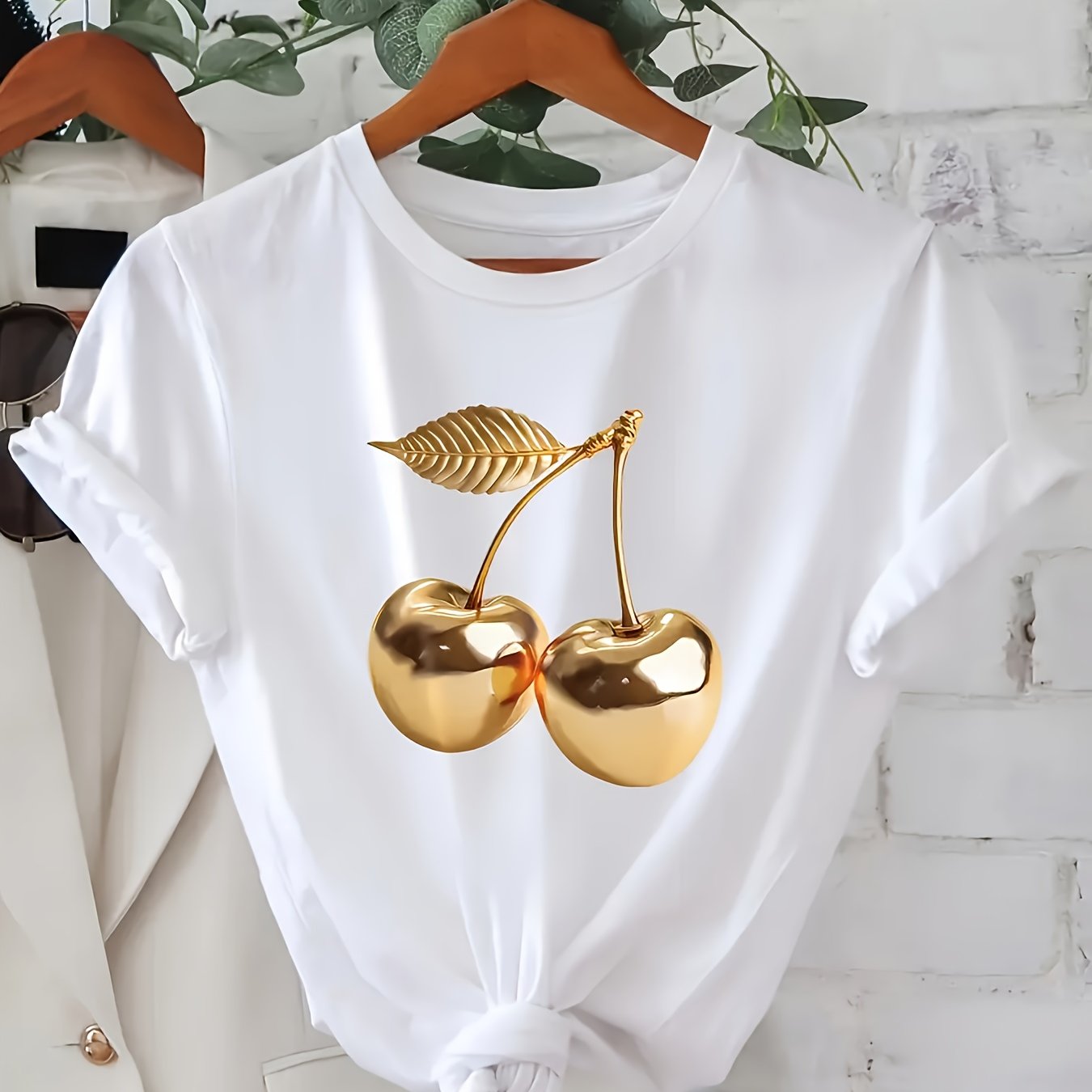E-shop Neuheit Frühjahr/Sommer 2025 Damen T-Shirt mit Rundhalsausschnitt, goldenem Kirsch-Aufdruck, , cool, kurzärmelig, für den Sommer, Freizeit
